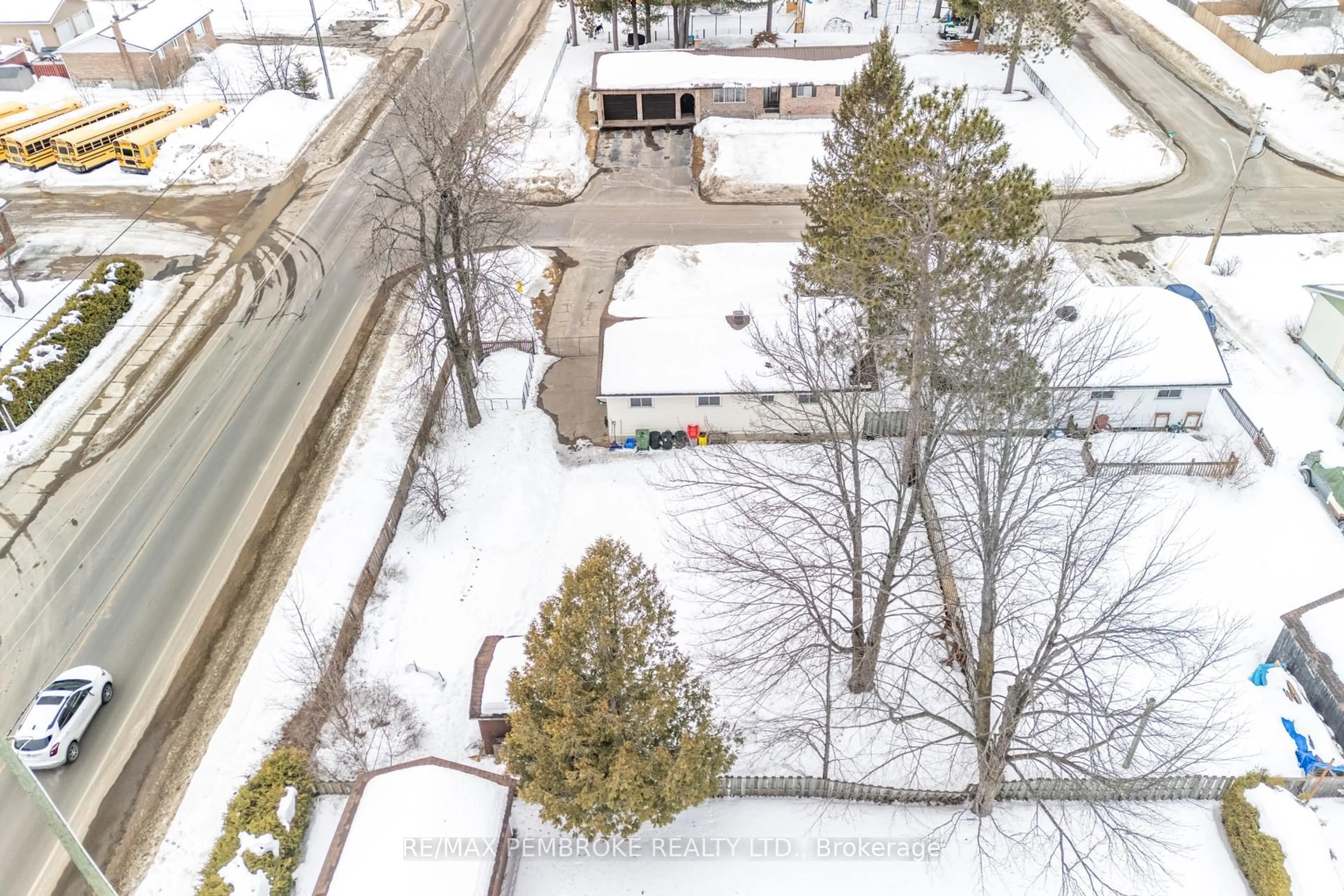 A pic from outside/outdoor area/front of a property/back of a property/a pic from drone, street for 114 Hemlock St, Petawawa Ontario K8H 3C2