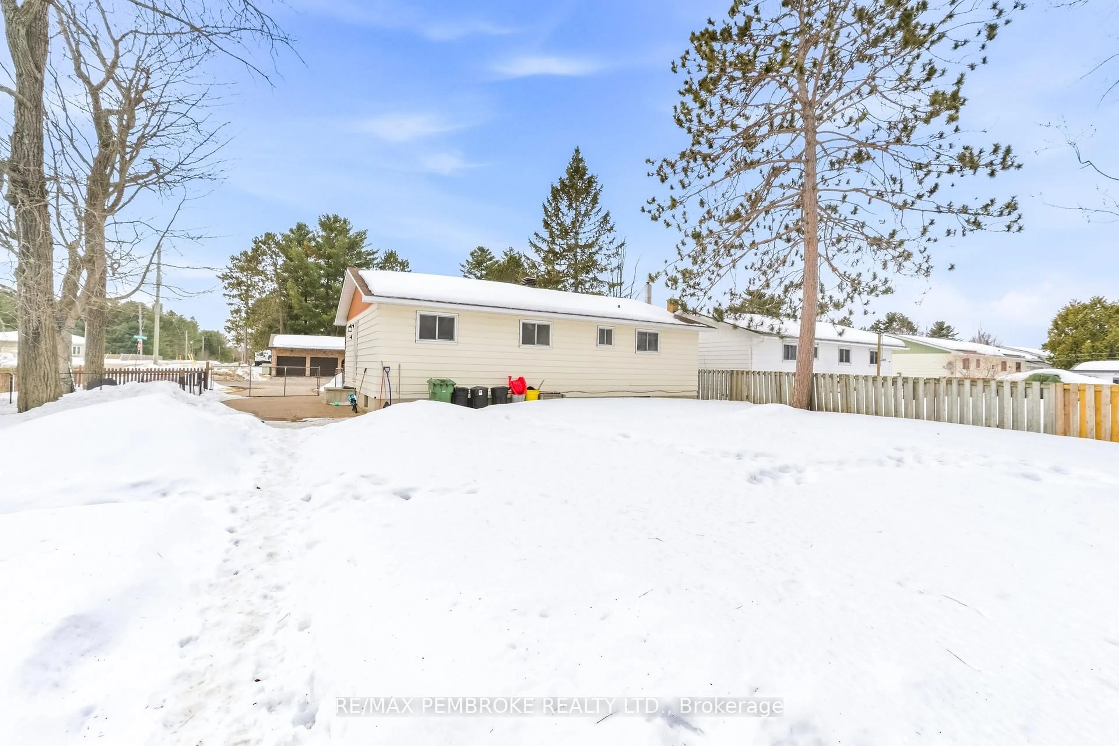 A pic from outside/outdoor area/front of a property/back of a property/a pic from drone, mountain view for 114 Hemlock St, Petawawa Ontario K8H 3C2