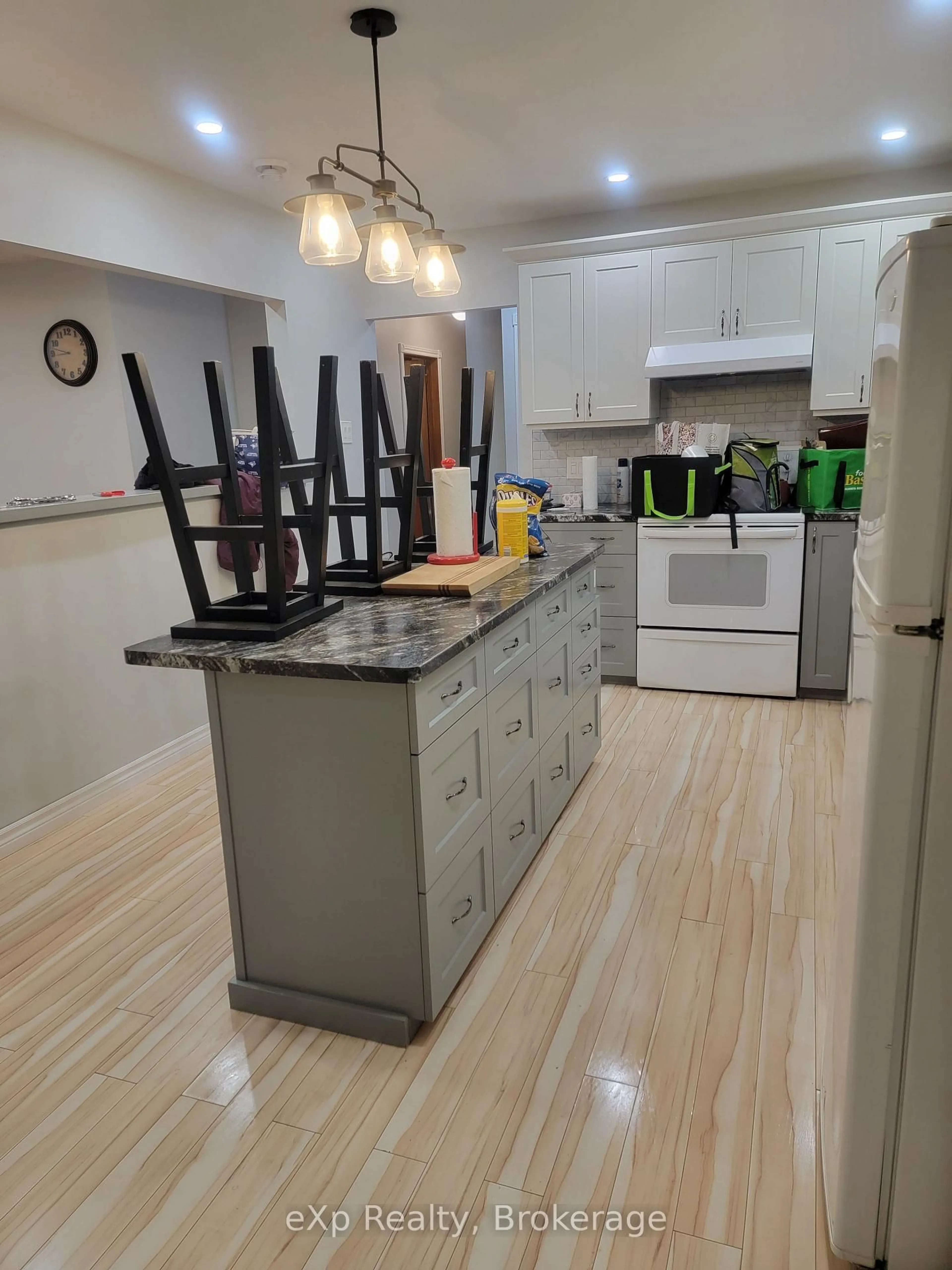 Open concept kitchen, unknown for 920 5th Ave, Owen Sound Ontario N4K 2S2