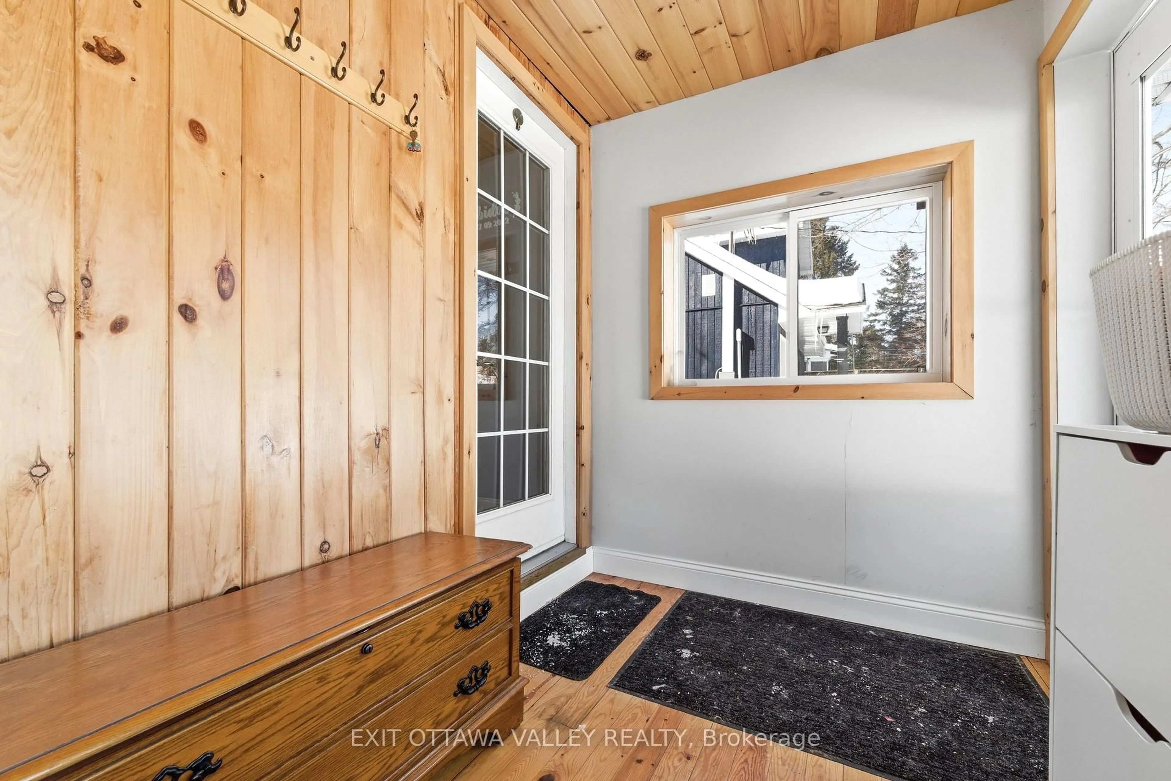 Indoor entryway for 13 Spruce Cres, Deep River Ontario K0J 1P0