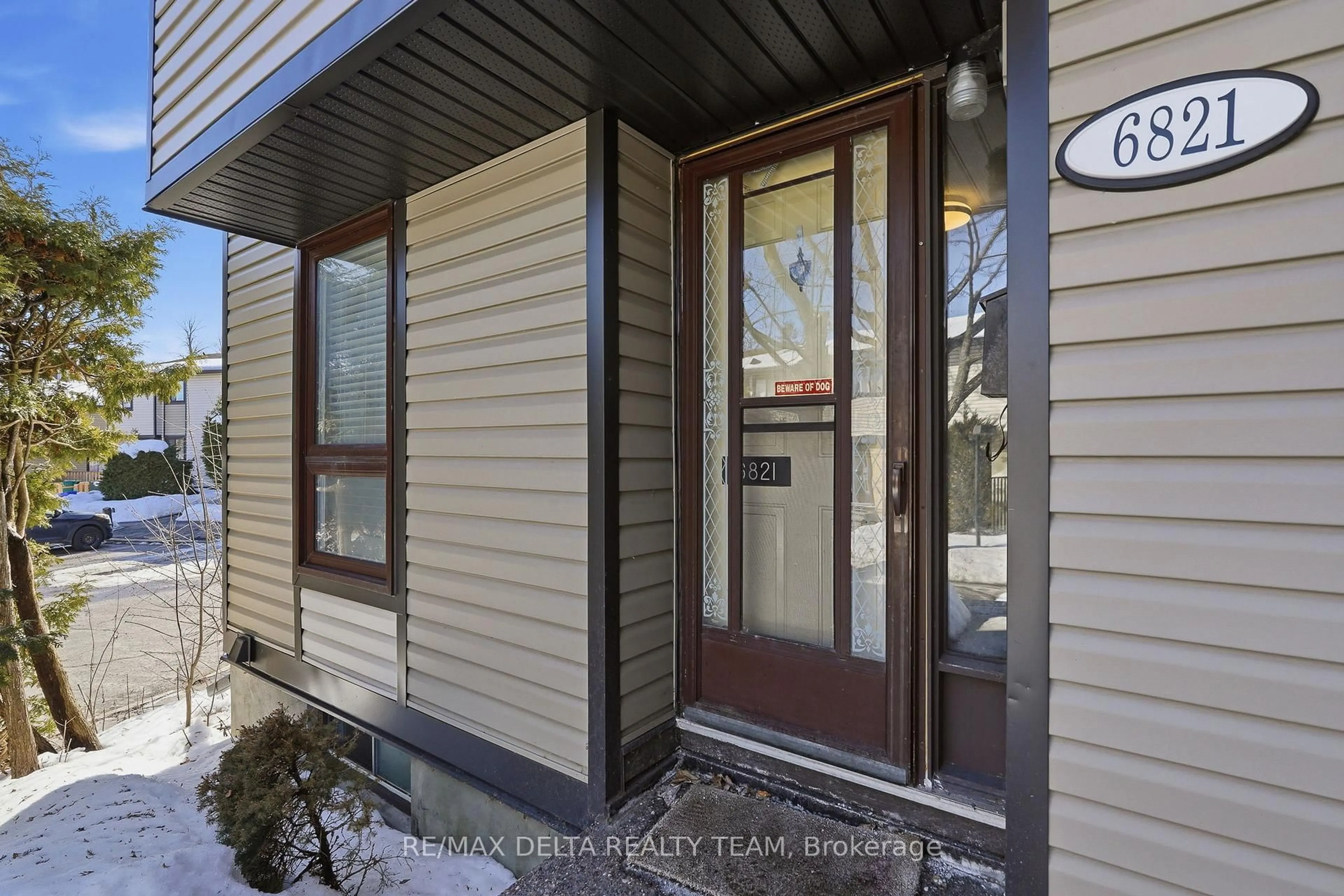 Indoor entryway for 6821 Bilberry Dr #78, Ottawa Ontario K1C 2E8