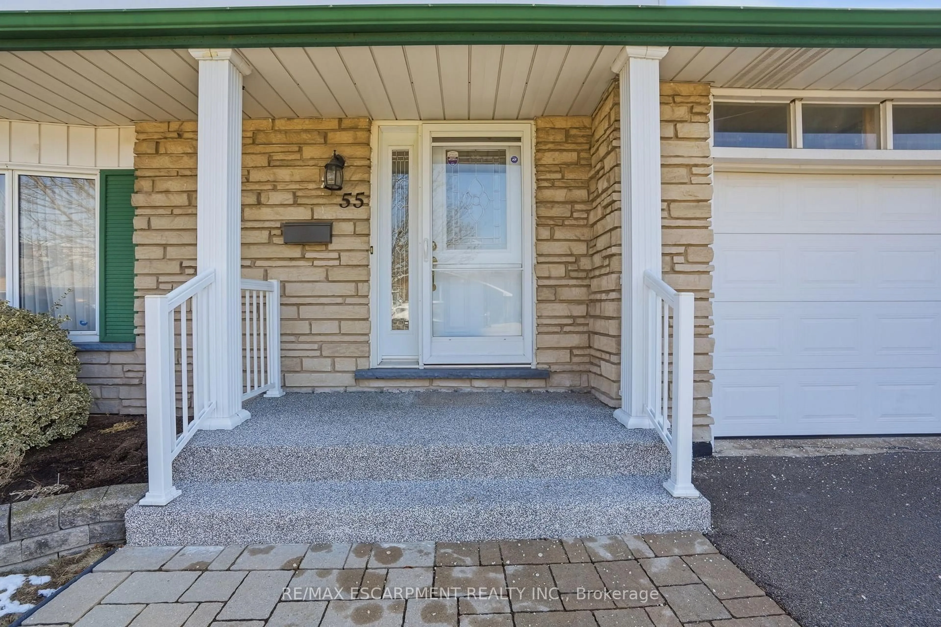 Indoor entryway for 55 Champlain Ave, Hamilton Ontario L8G 2H5