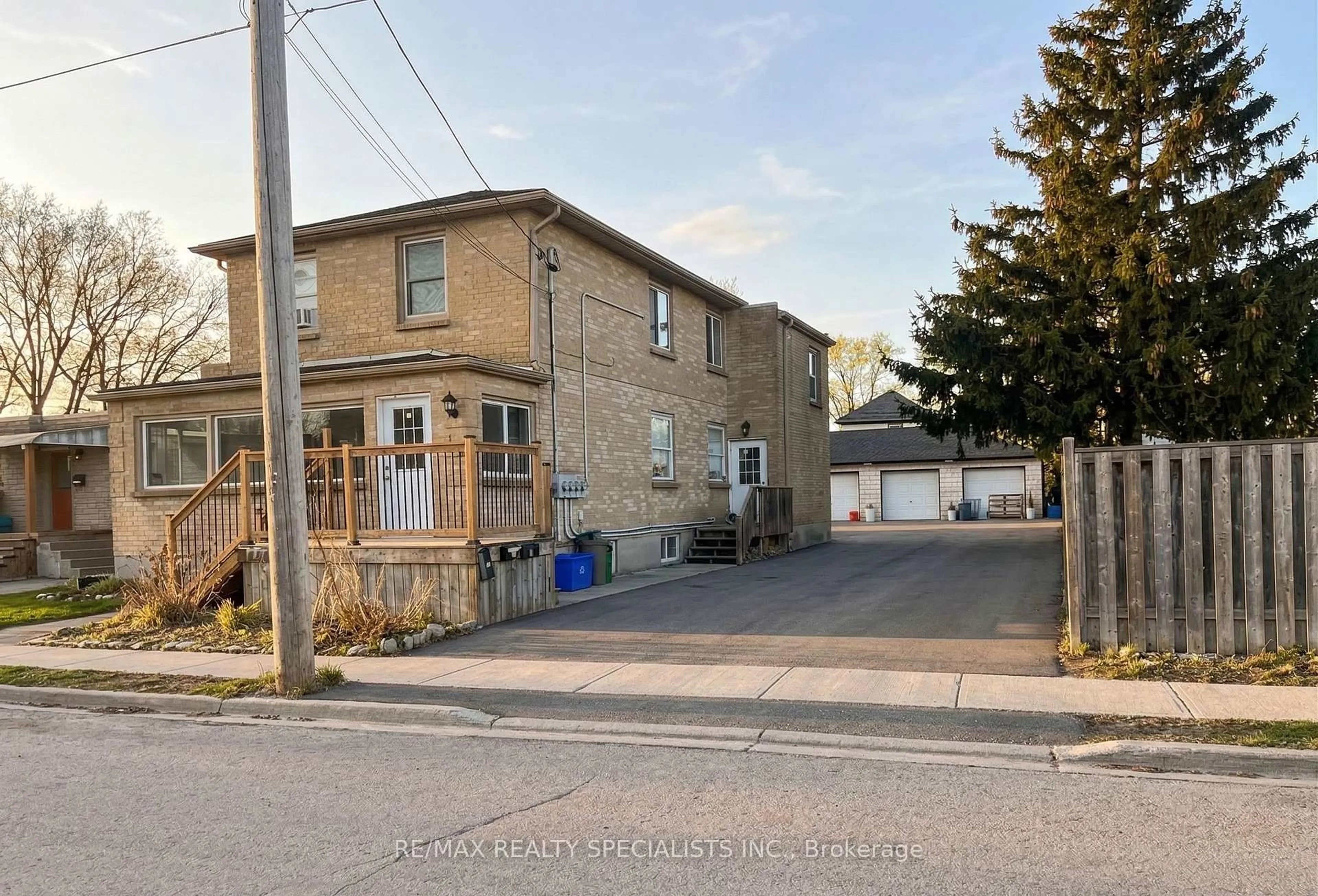 A pic from outside/outdoor area/front of a property/back of a property/a pic from drone, street for 786 Walker St, London East Ontario N5Z 1J4