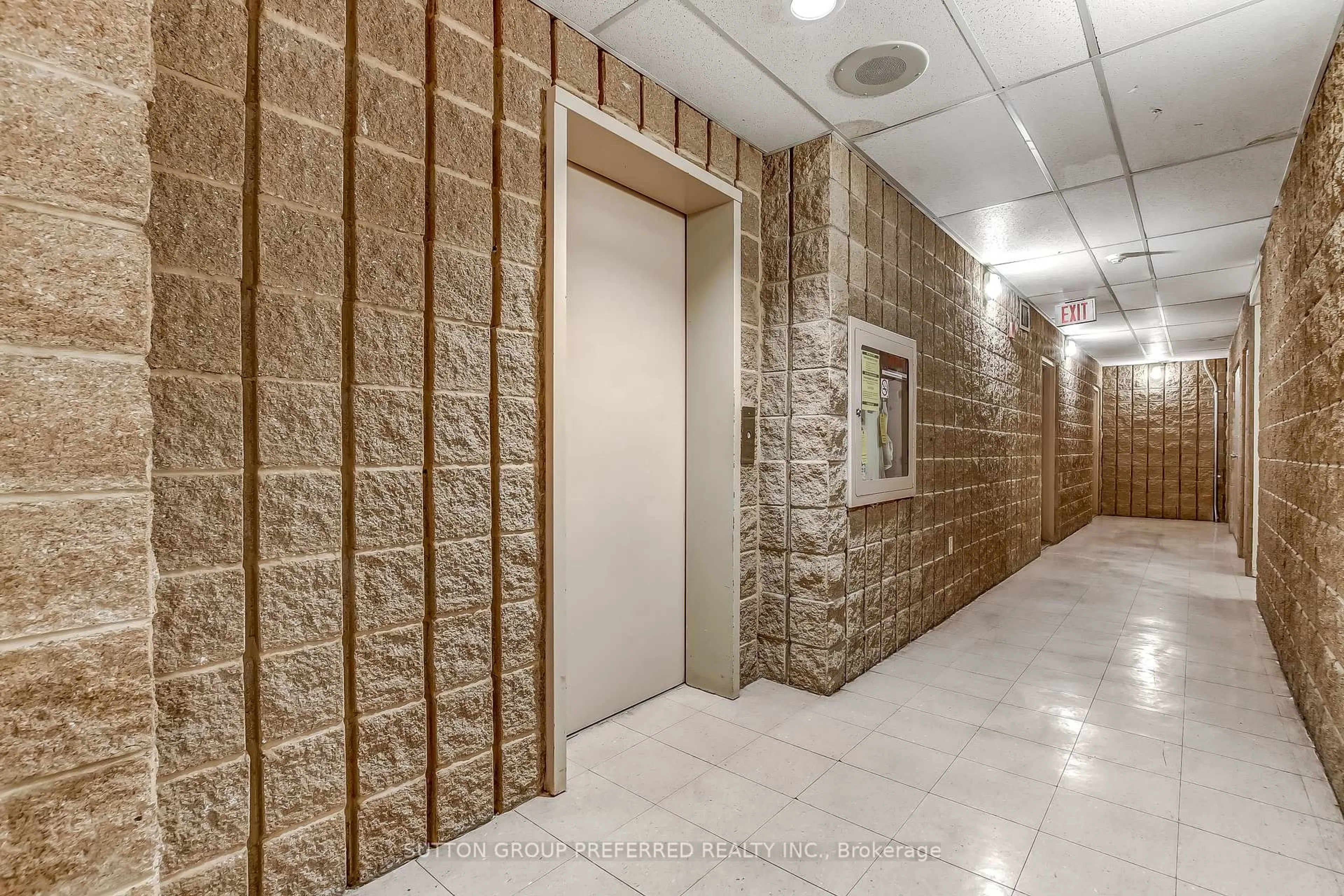 Indoor foyer for 626 First St #402, London East Ontario N5V 2A2