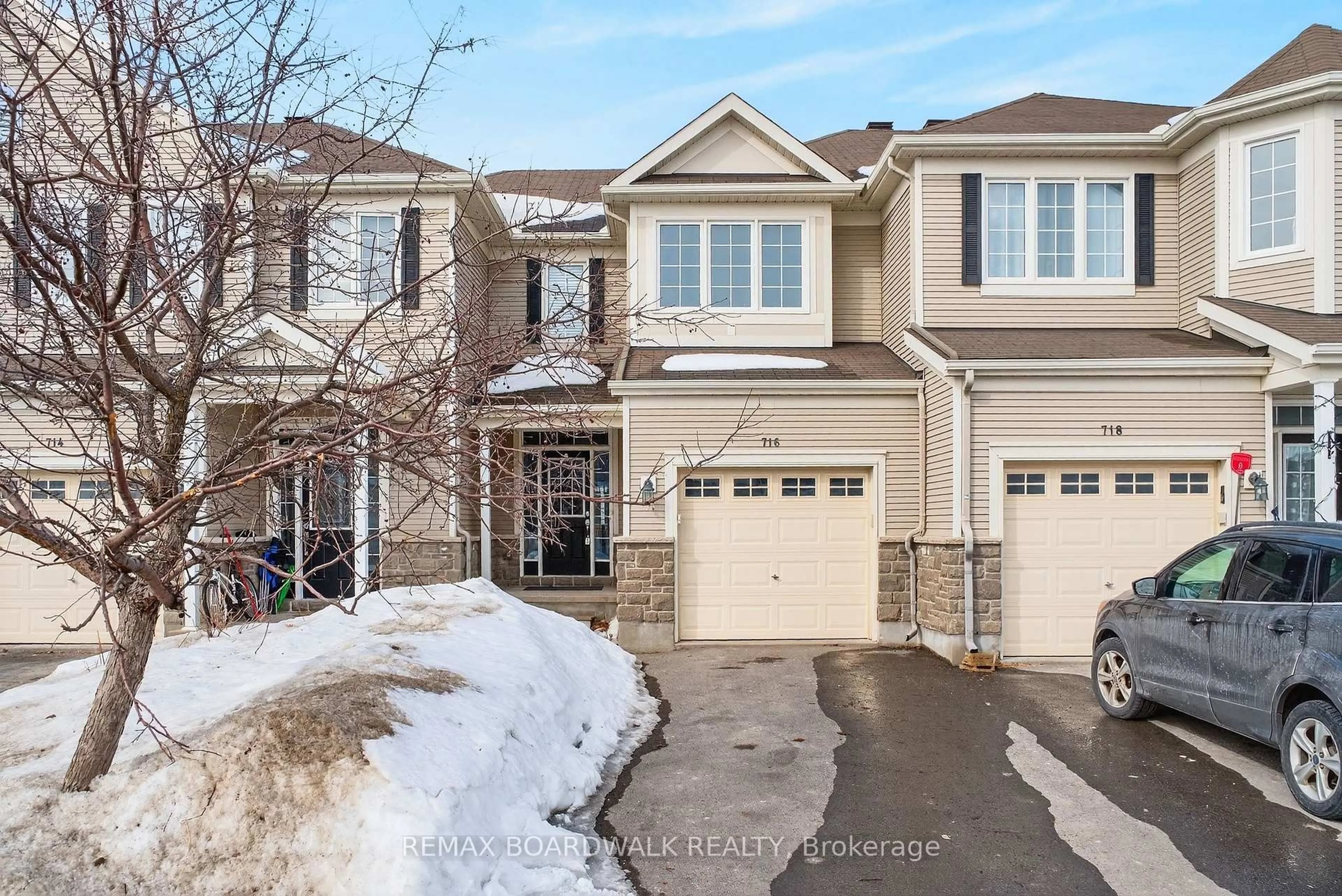 Unknown for 716 Oakglade Ave, Ottawa Ontario K2M 0B3