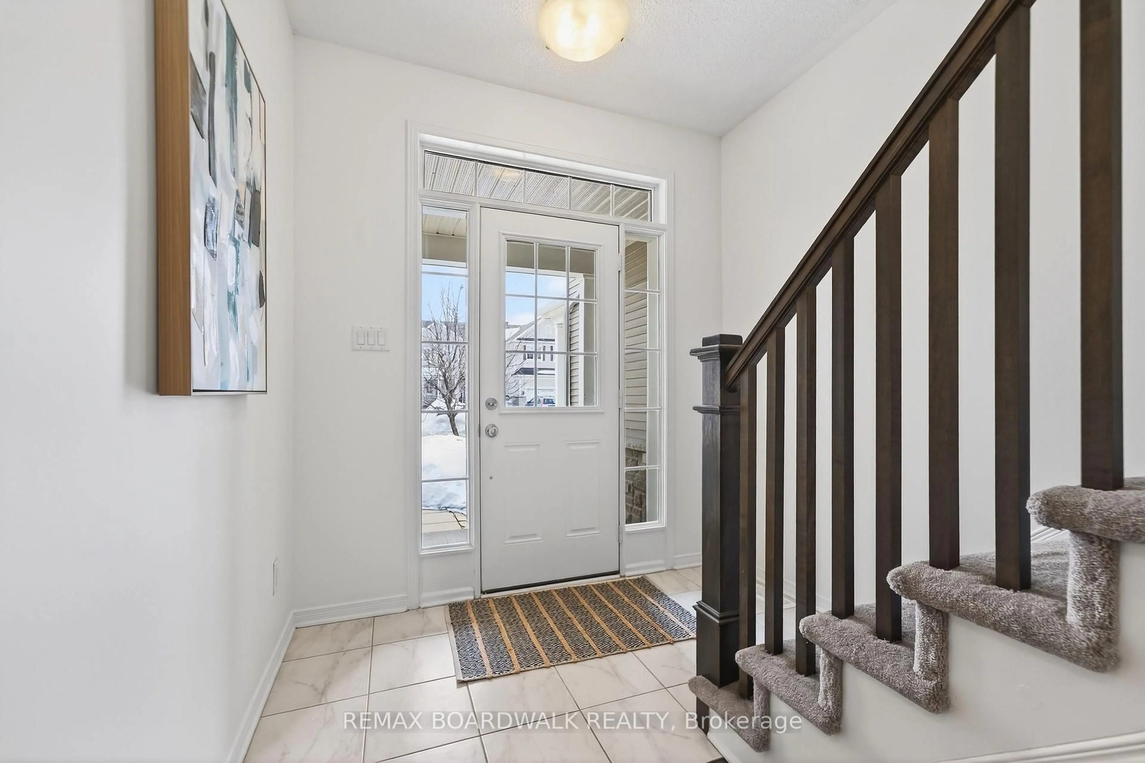 Indoor entryway for 716 Oakglade Ave, Ottawa Ontario K2M 0B3