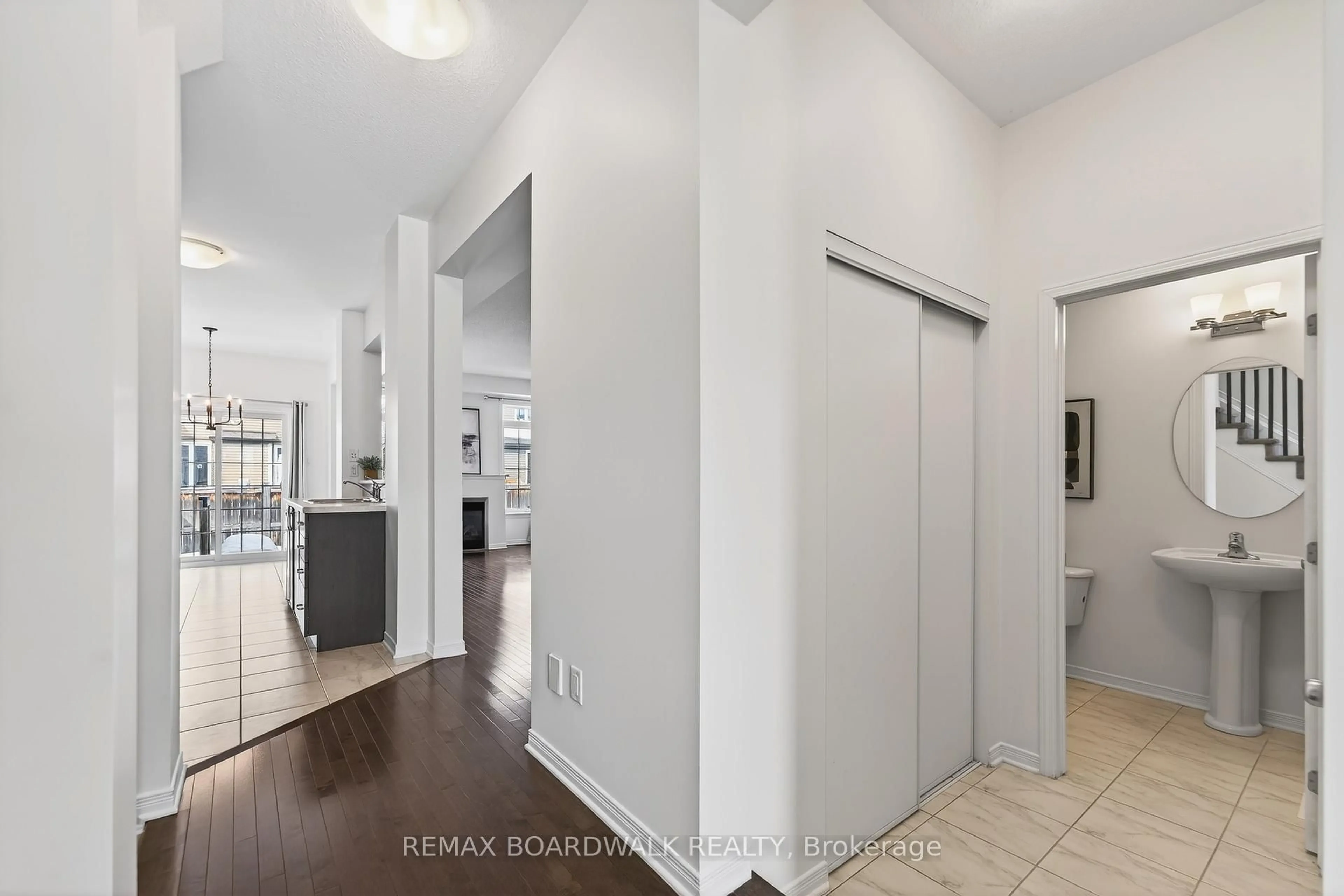 Indoor entryway for 716 Oakglade Ave, Ottawa Ontario K2M 0B3