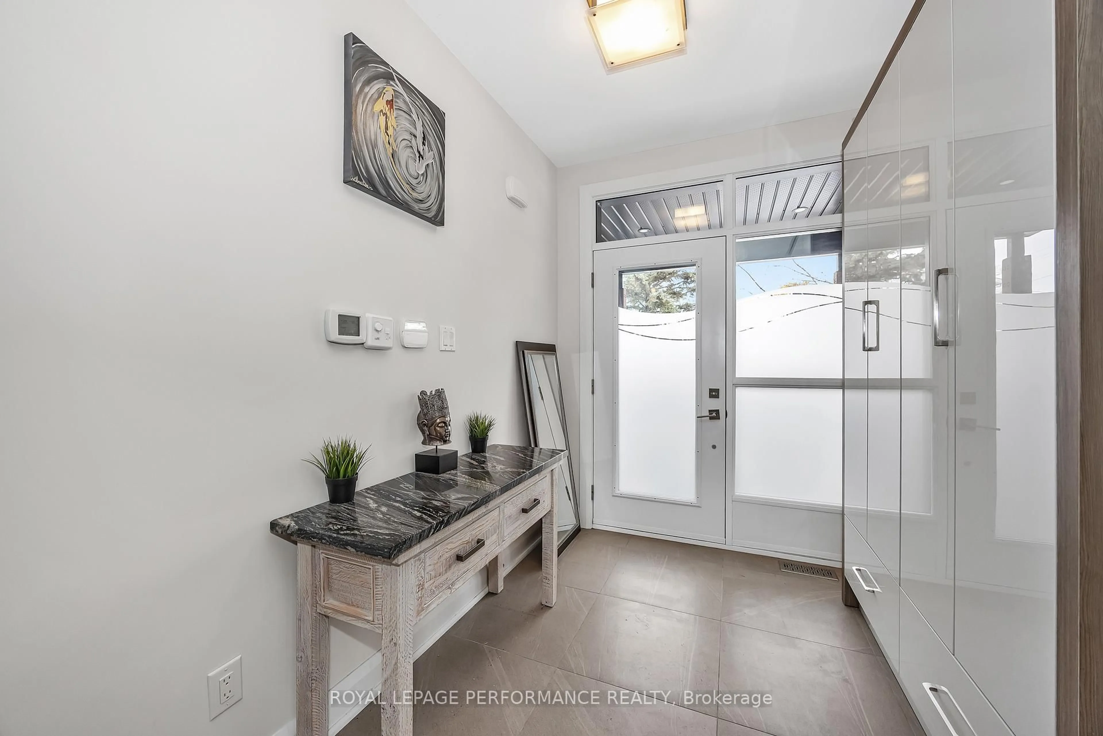 Indoor entryway for 383 Princeton Ave, Ottawa Ontario K2A 4E1