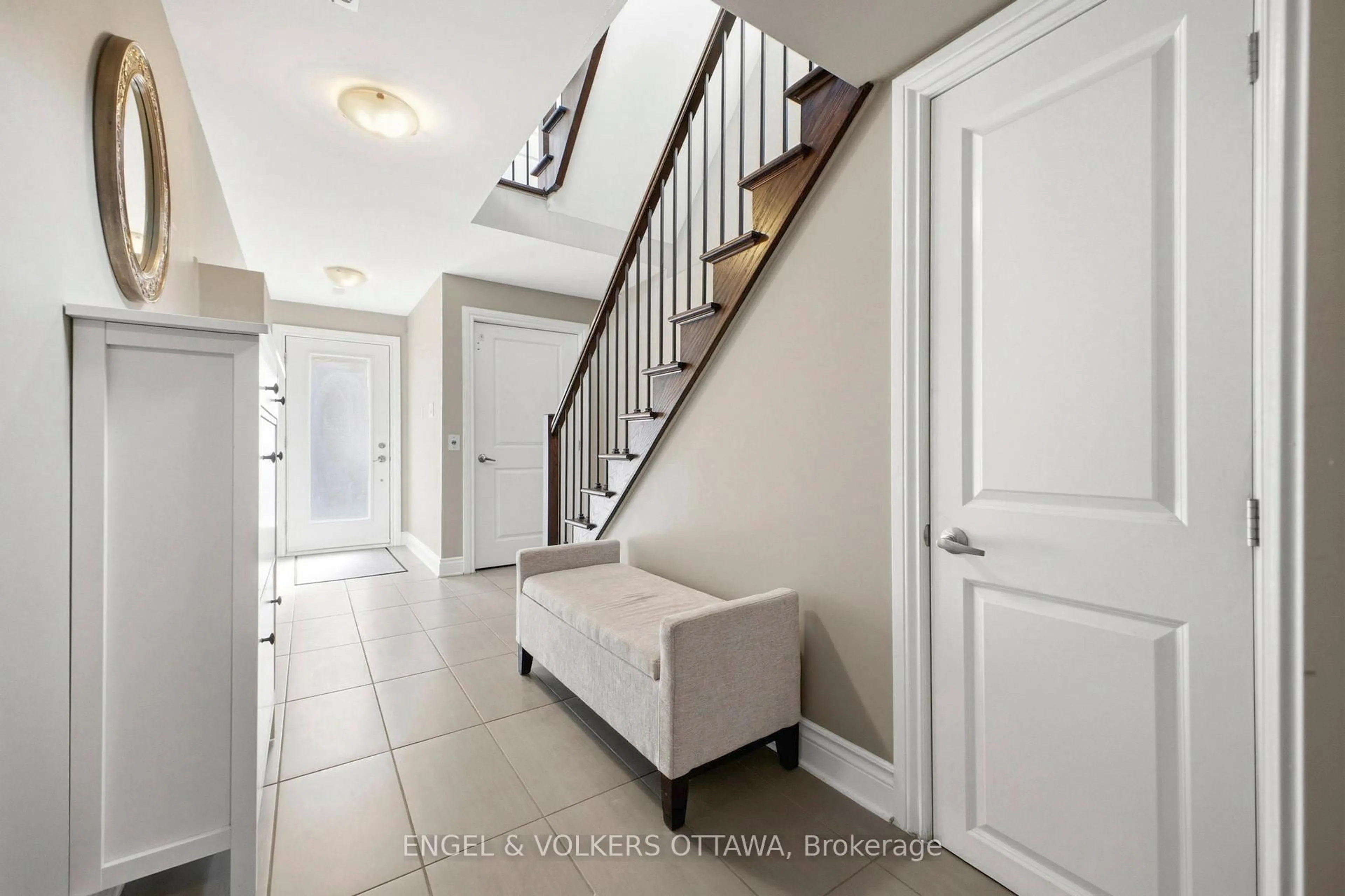 Indoor entryway for 1890 Carling Ave, Ottawa Ontario K2A 1E7