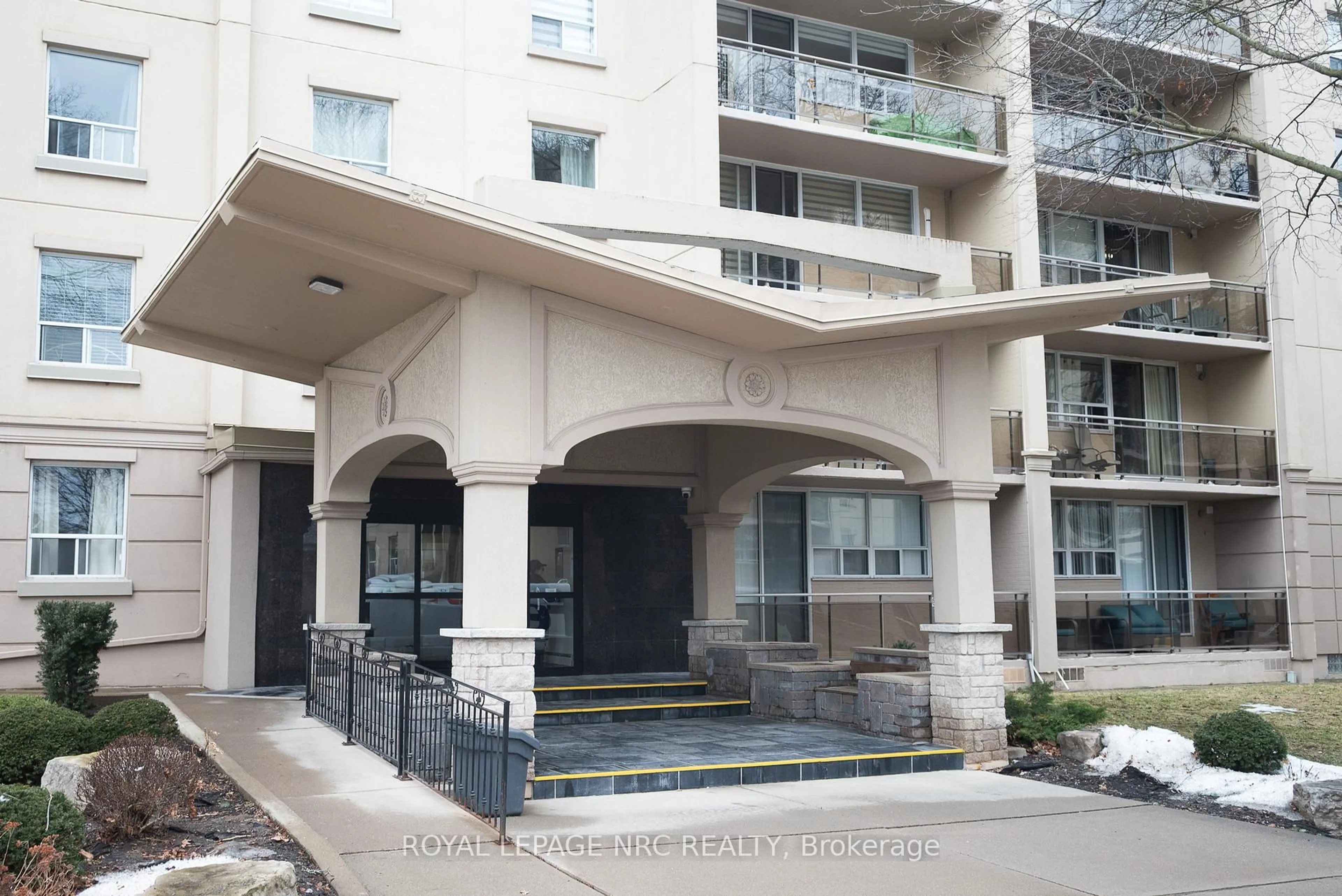 Indoor foyer for 6400 HUGGINS St #907, Niagara Falls Ontario L2J 3G5