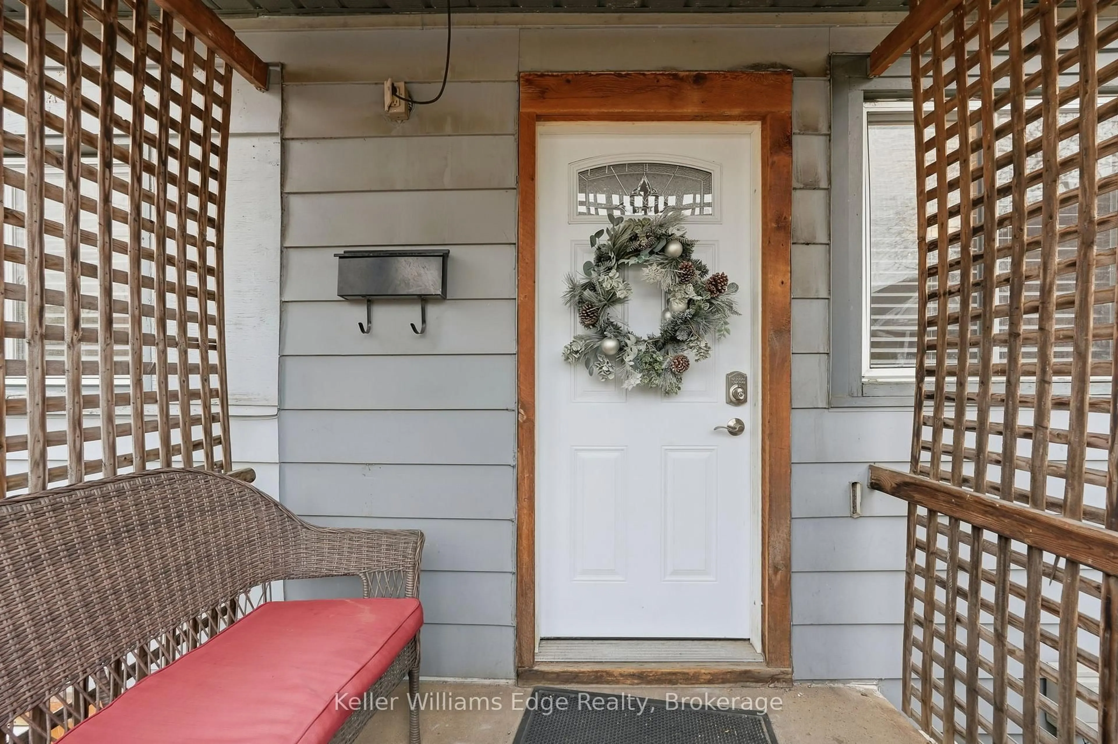 Indoor entryway for 75 Cambridge Ave, Hamilton Ontario L8H 1T7