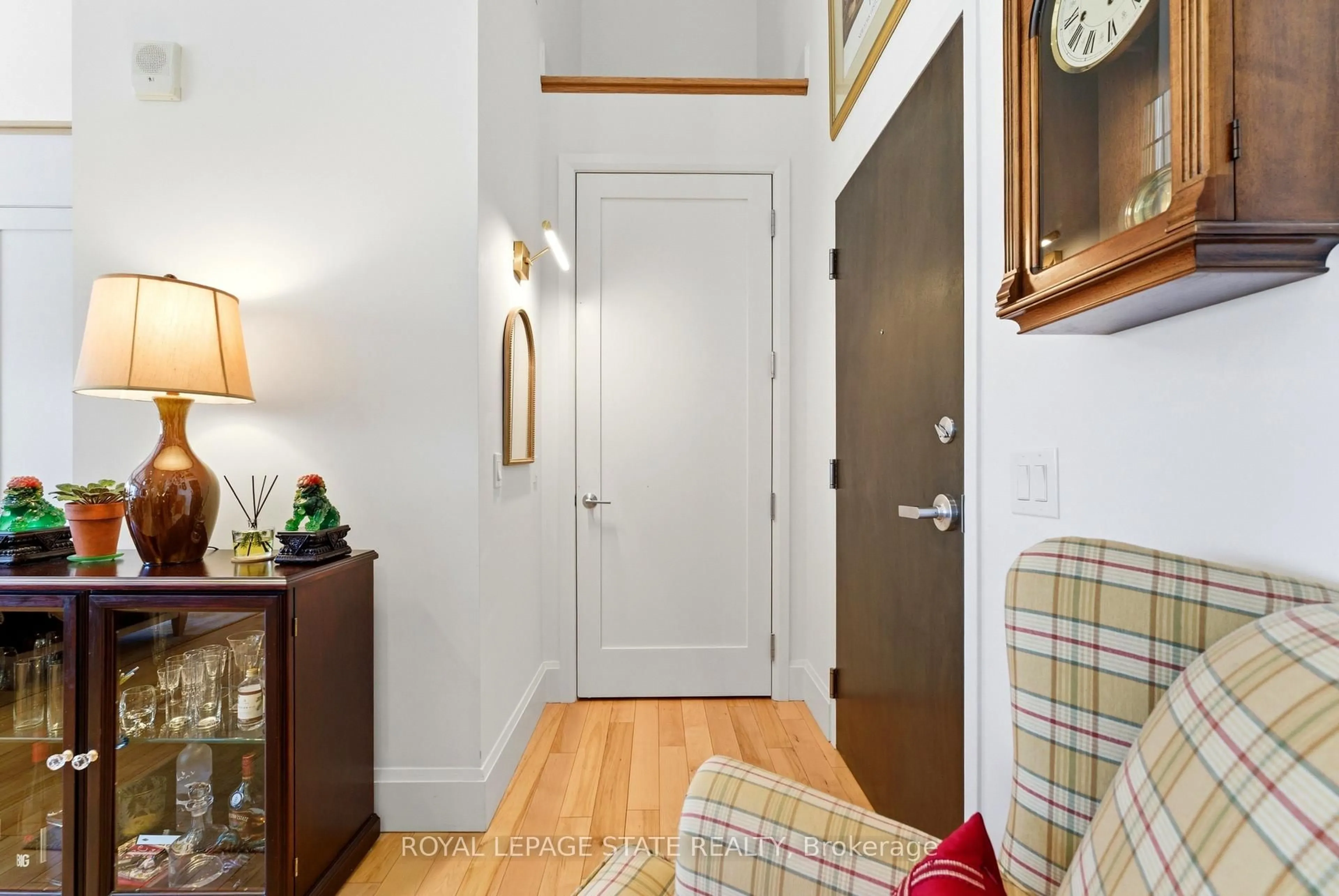 Indoor entryway for 112 King St #PH4, Hamilton Ontario L8N 1A8