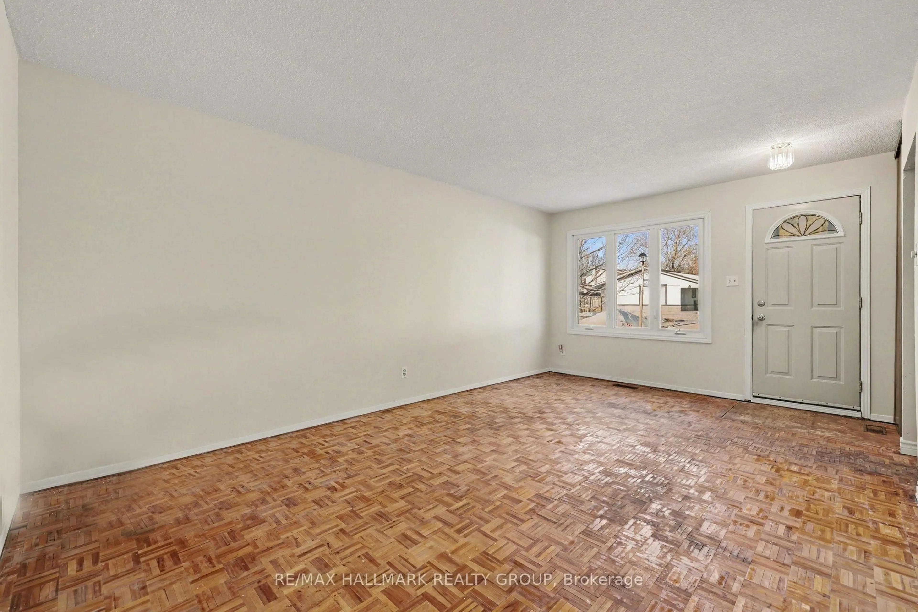 A pic of a room for 31 Dundegan Dr, Ottawa Ontario K2L 1P7