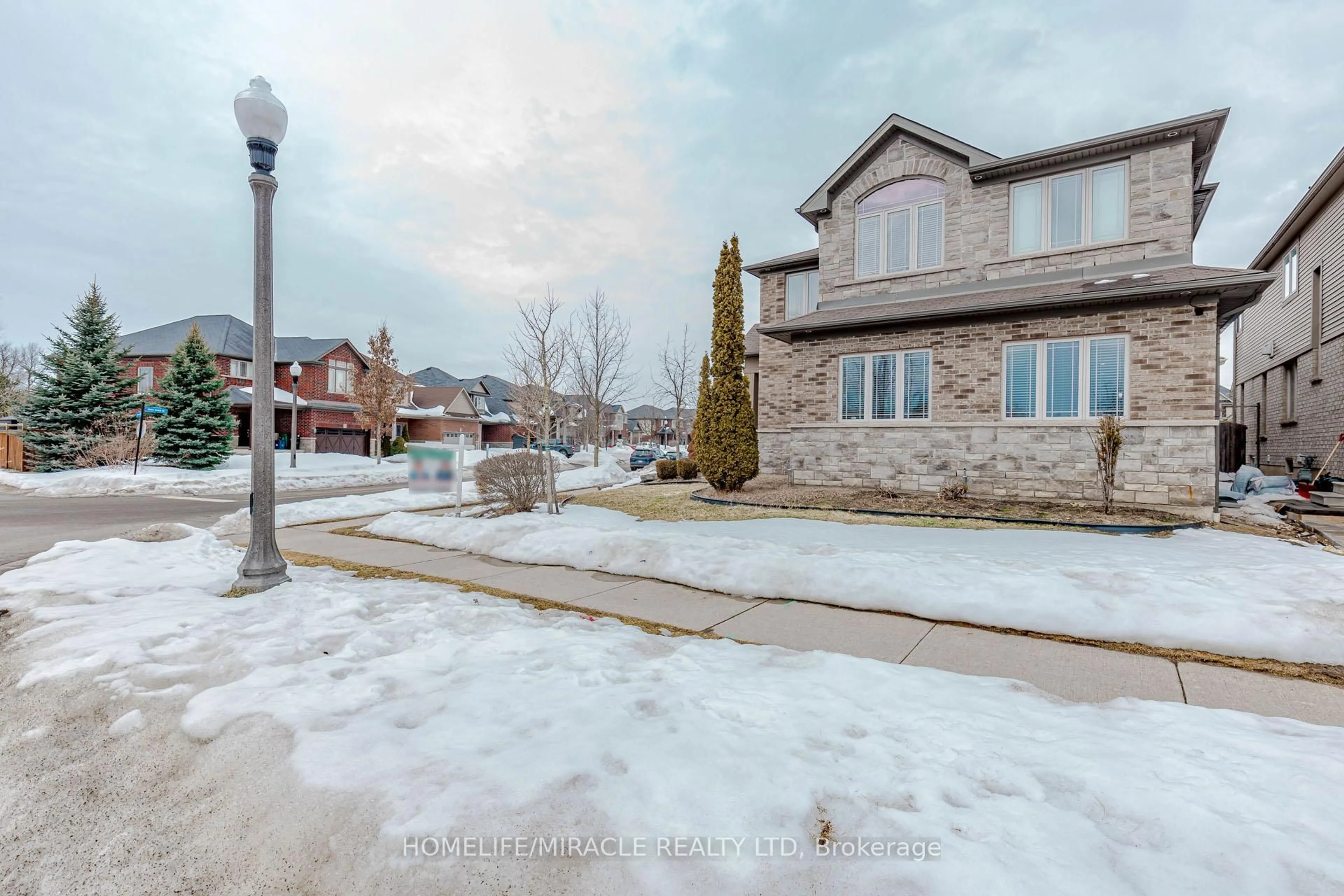 A pic from outside/outdoor area/front of a property/back of a property/a pic from drone, street for 2 Doon Creek St, Kitchener Ontario N2P 2R3