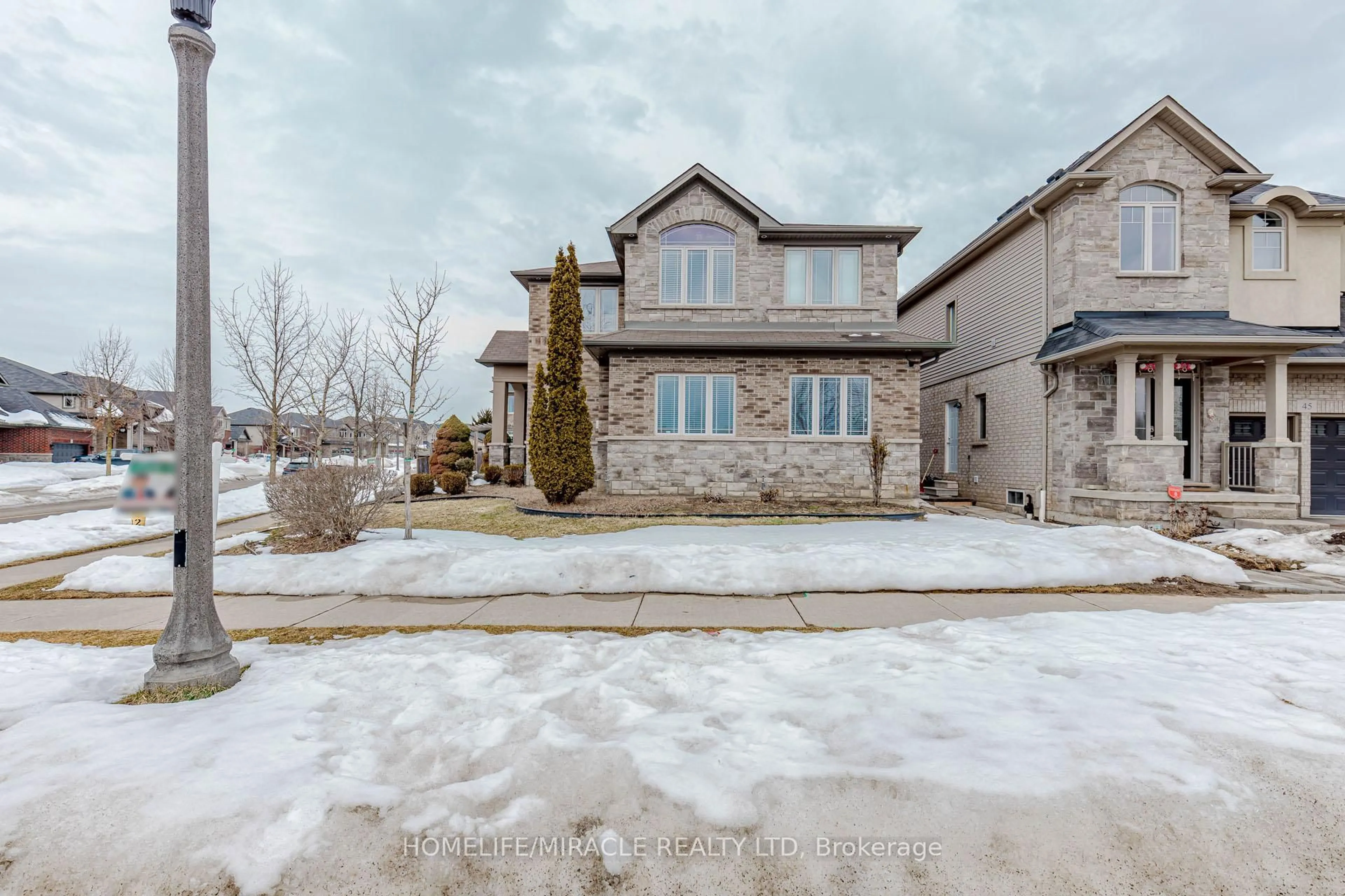 A pic from outside/outdoor area/front of a property/back of a property/a pic from drone, street for 2 Doon Creek St, Kitchener Ontario N2P 2R3