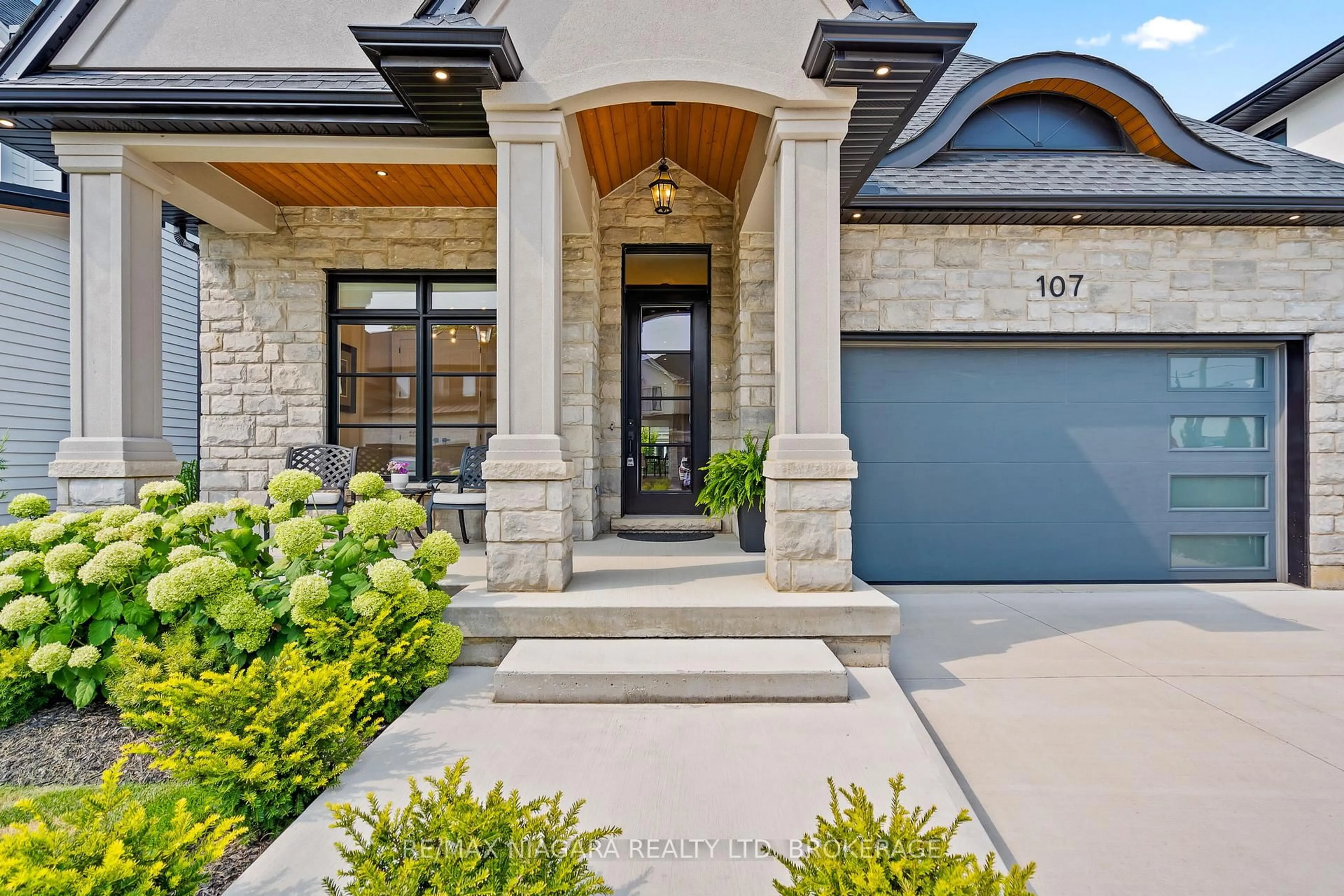 Indoor entryway for 107 Millpond Rd, Niagara-on-the-Lake Ontario L0S 1J1
