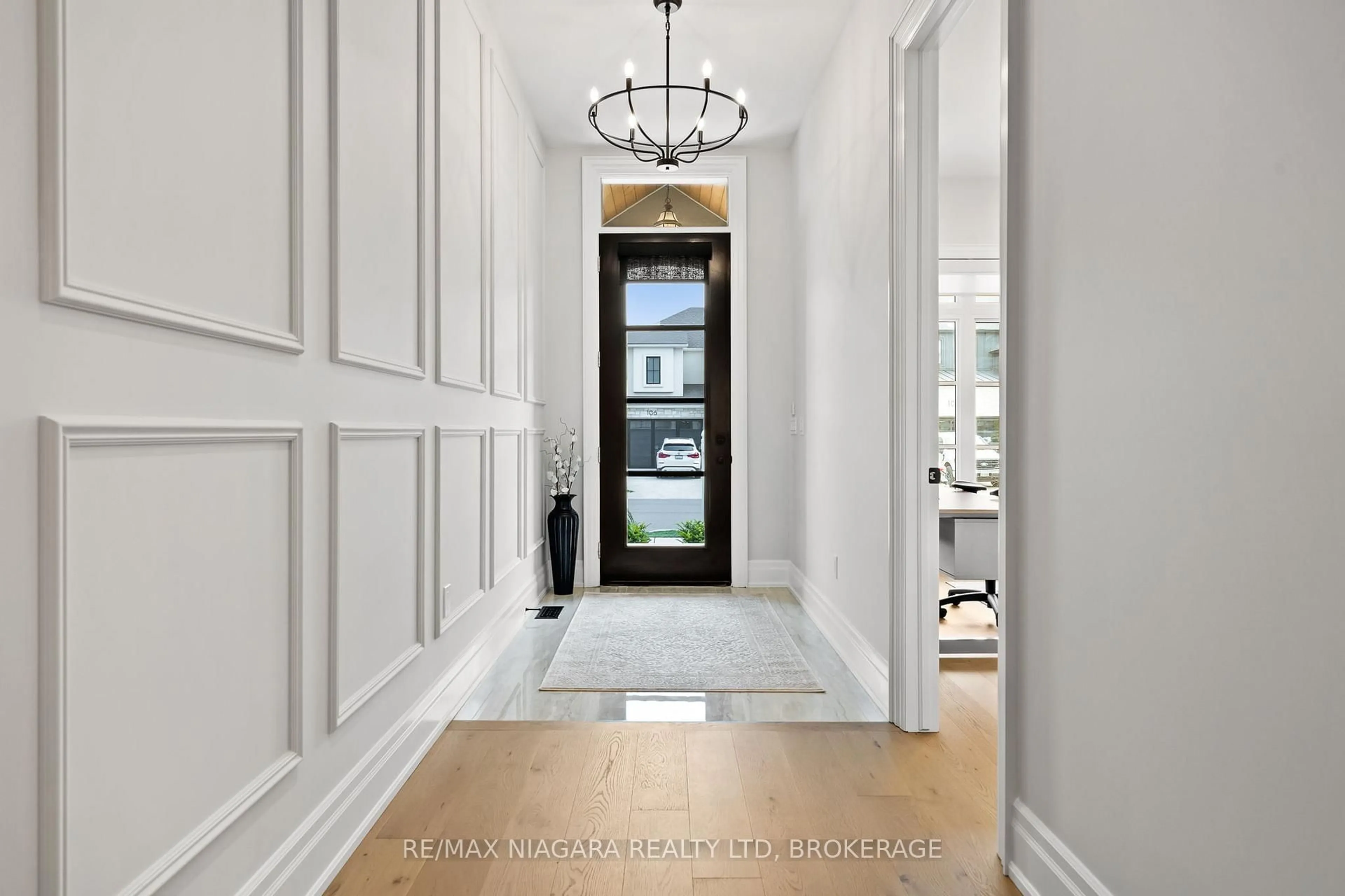 Indoor entryway for 107 Millpond Rd, Niagara-on-the-Lake Ontario L0S 1J1