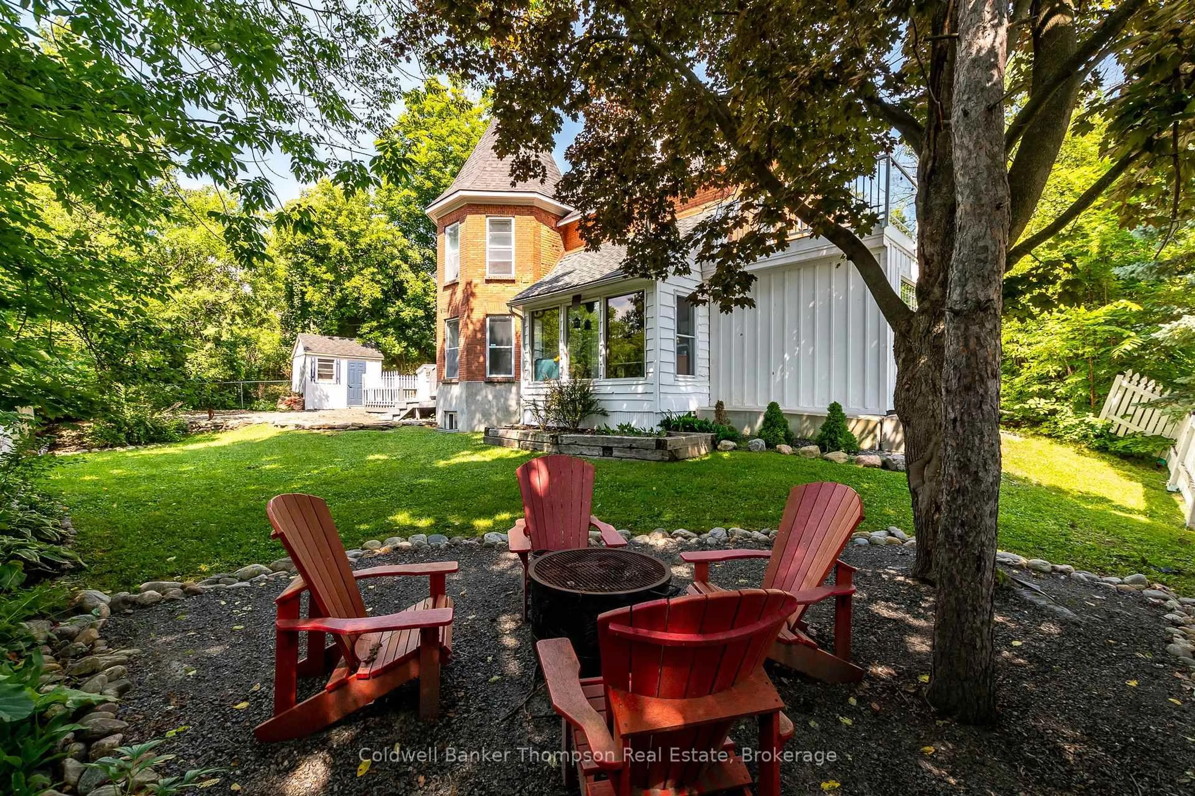 Patio, street for 17 West St, Huntsville Ontario P1H 1X6