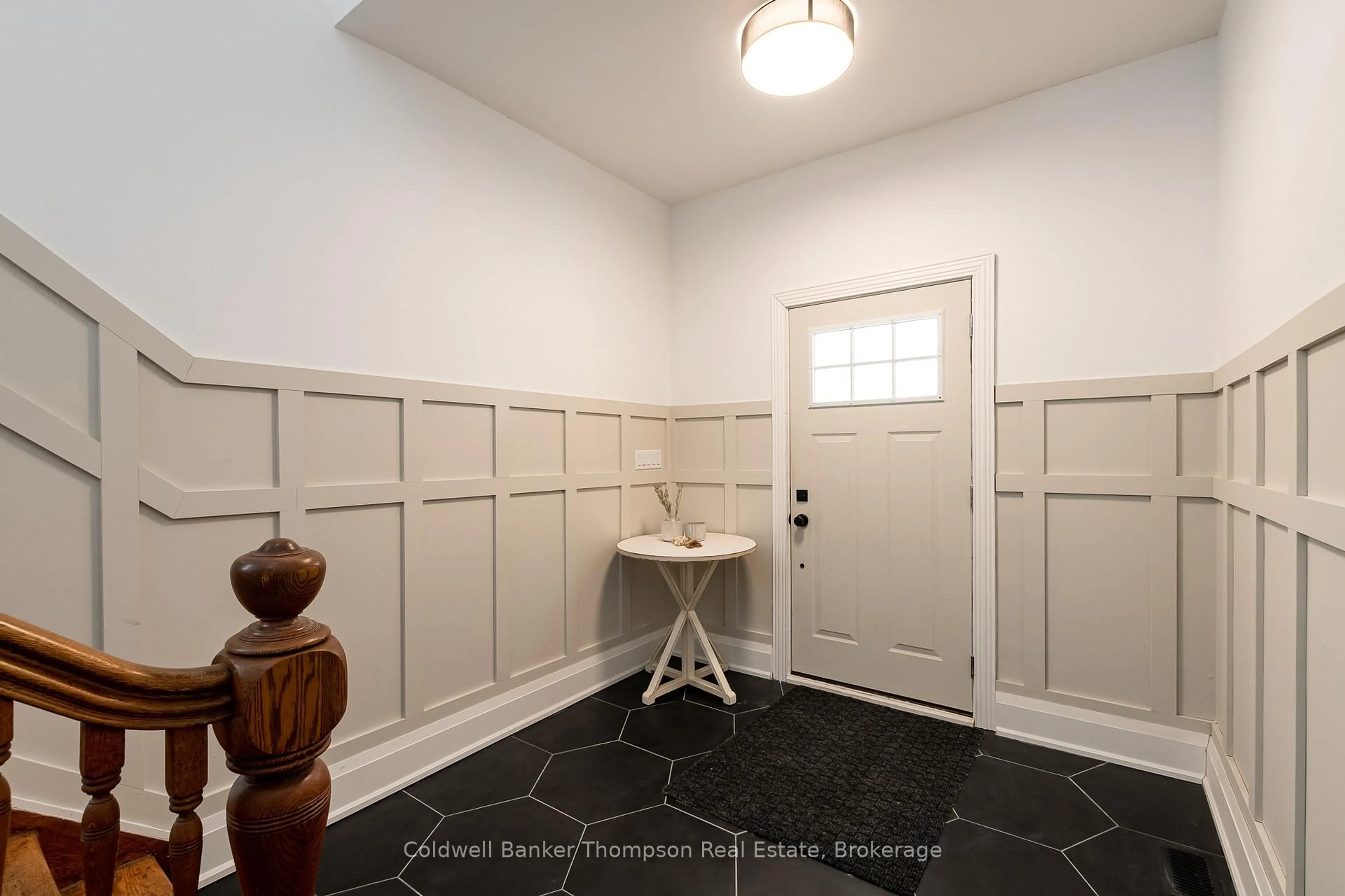 Indoor entryway for 17 West St, Huntsville Ontario P1H 1X6