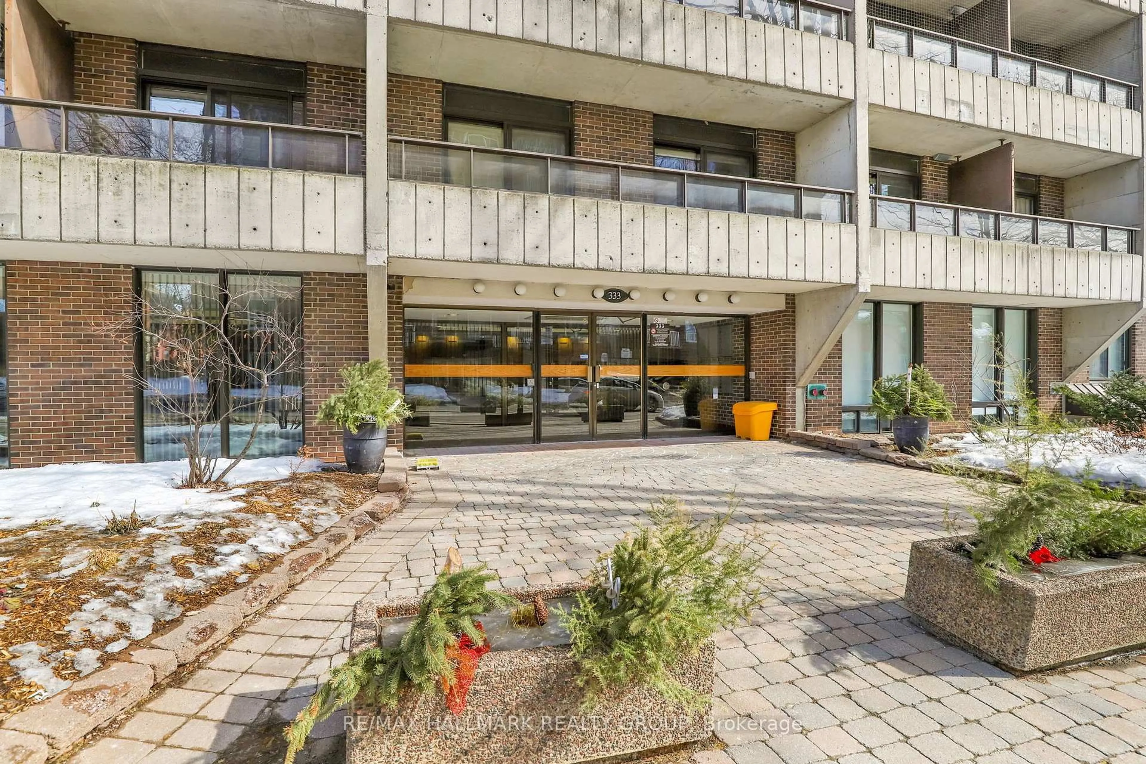 Patio, building for 333 Chapel St #501, Ottawa Ontario K1N 8Y8