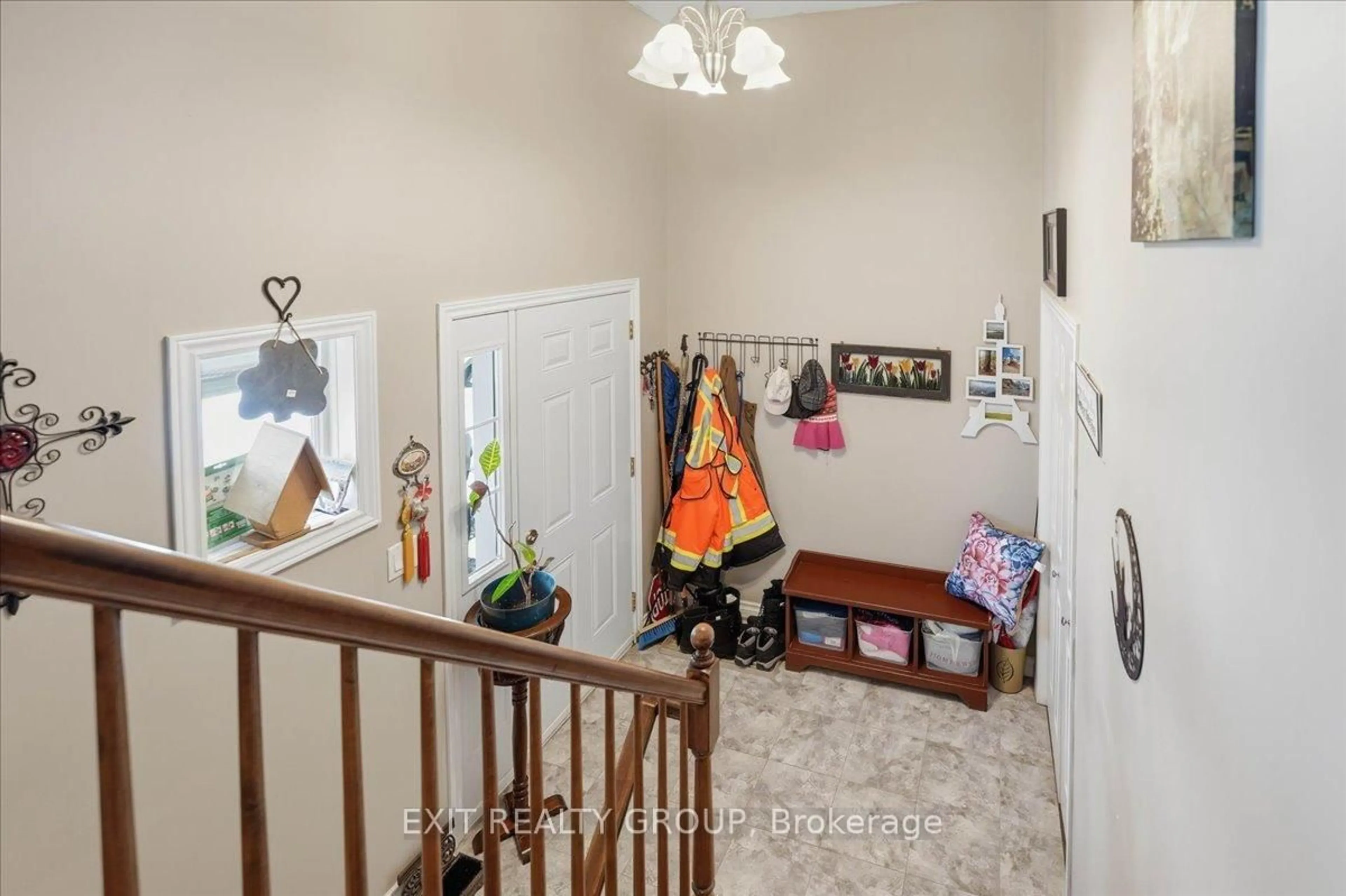 Indoor entryway for 218 Brant St, Deseronto Ontario K0K 1X0
