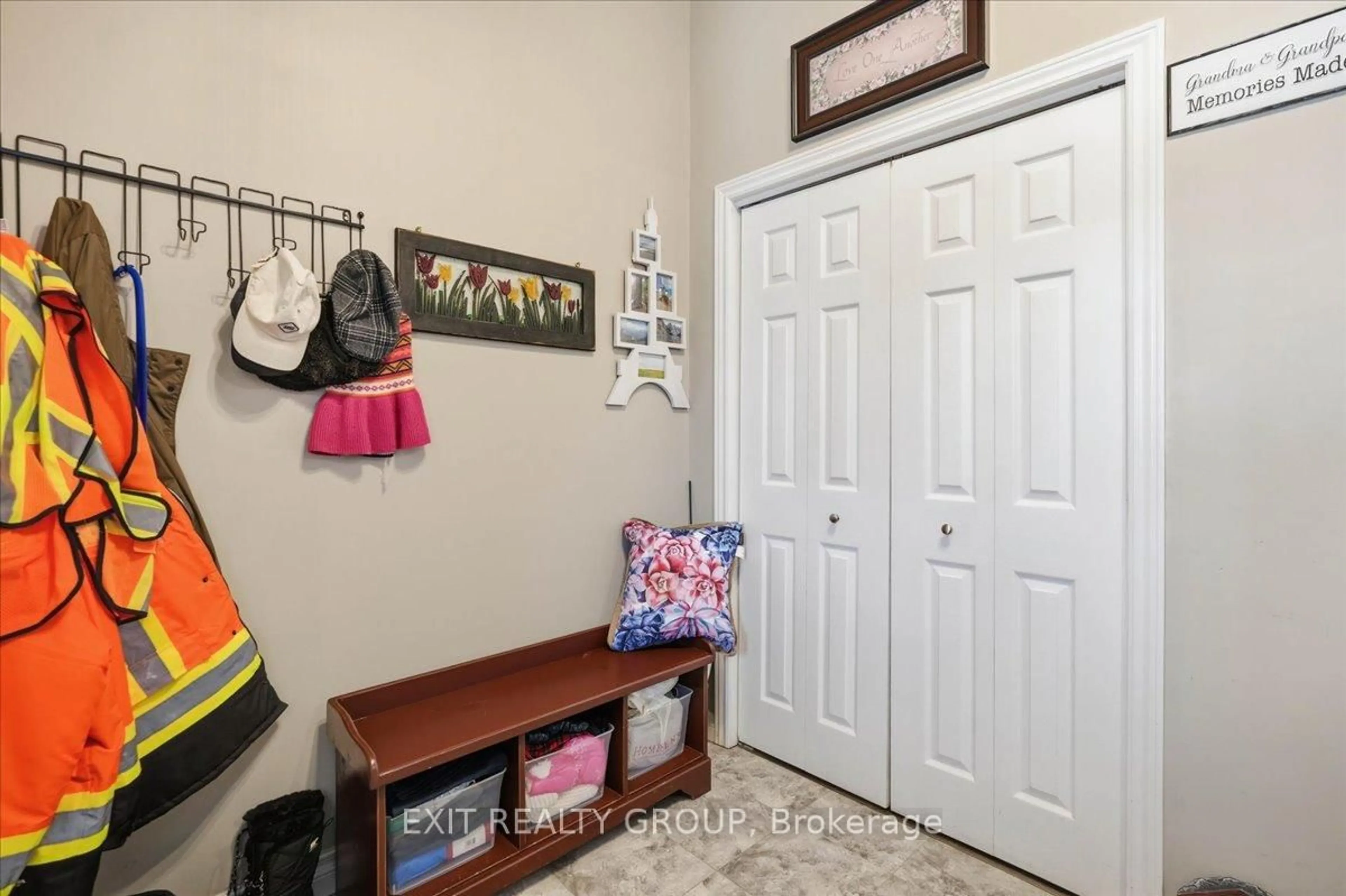 Indoor entryway for 218 Brant St, Deseronto Ontario K0K 1X0