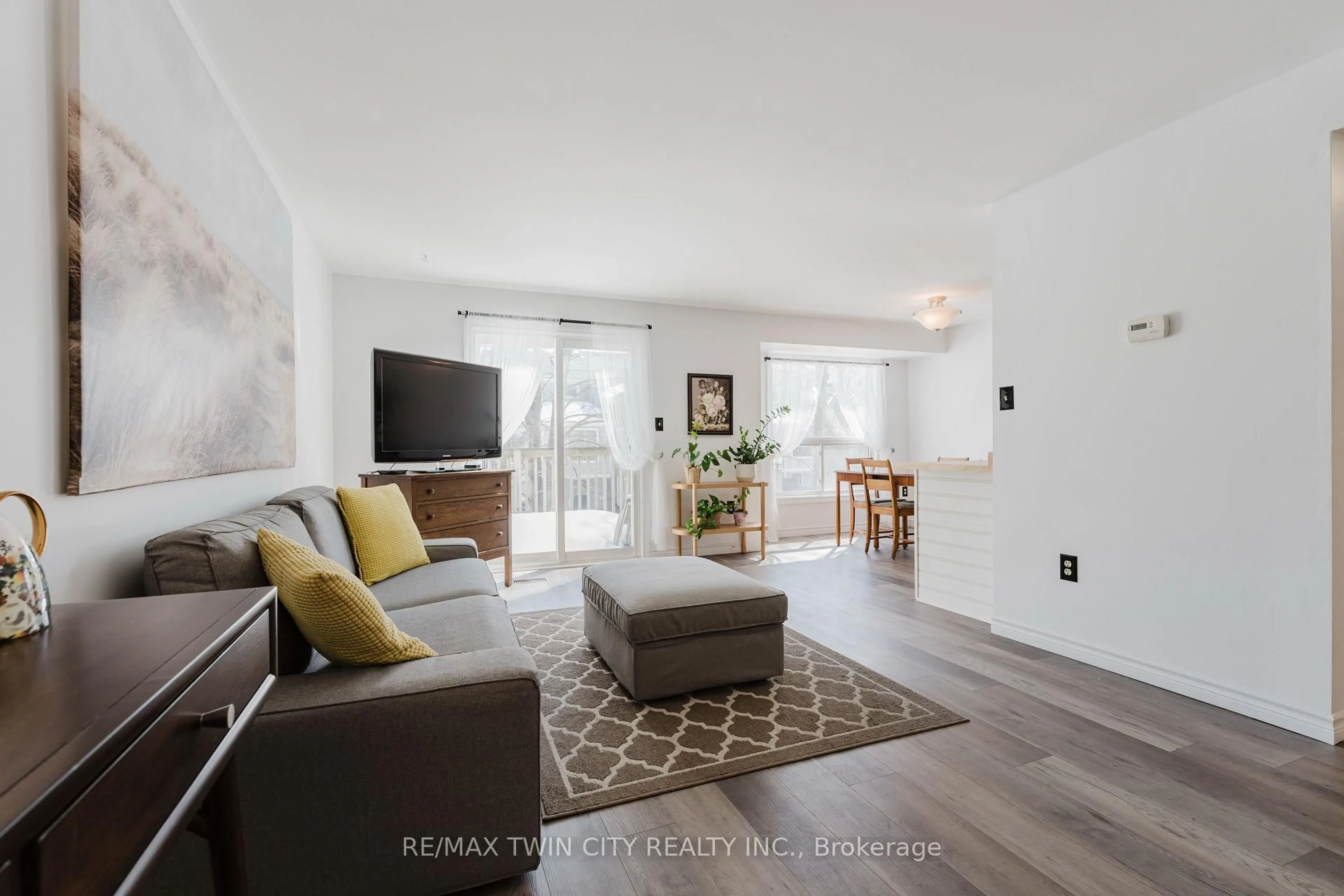 Living room with furniture, unknown for 54 Green Valley Dr #23, Kitchener Ontario N2P 1Z9