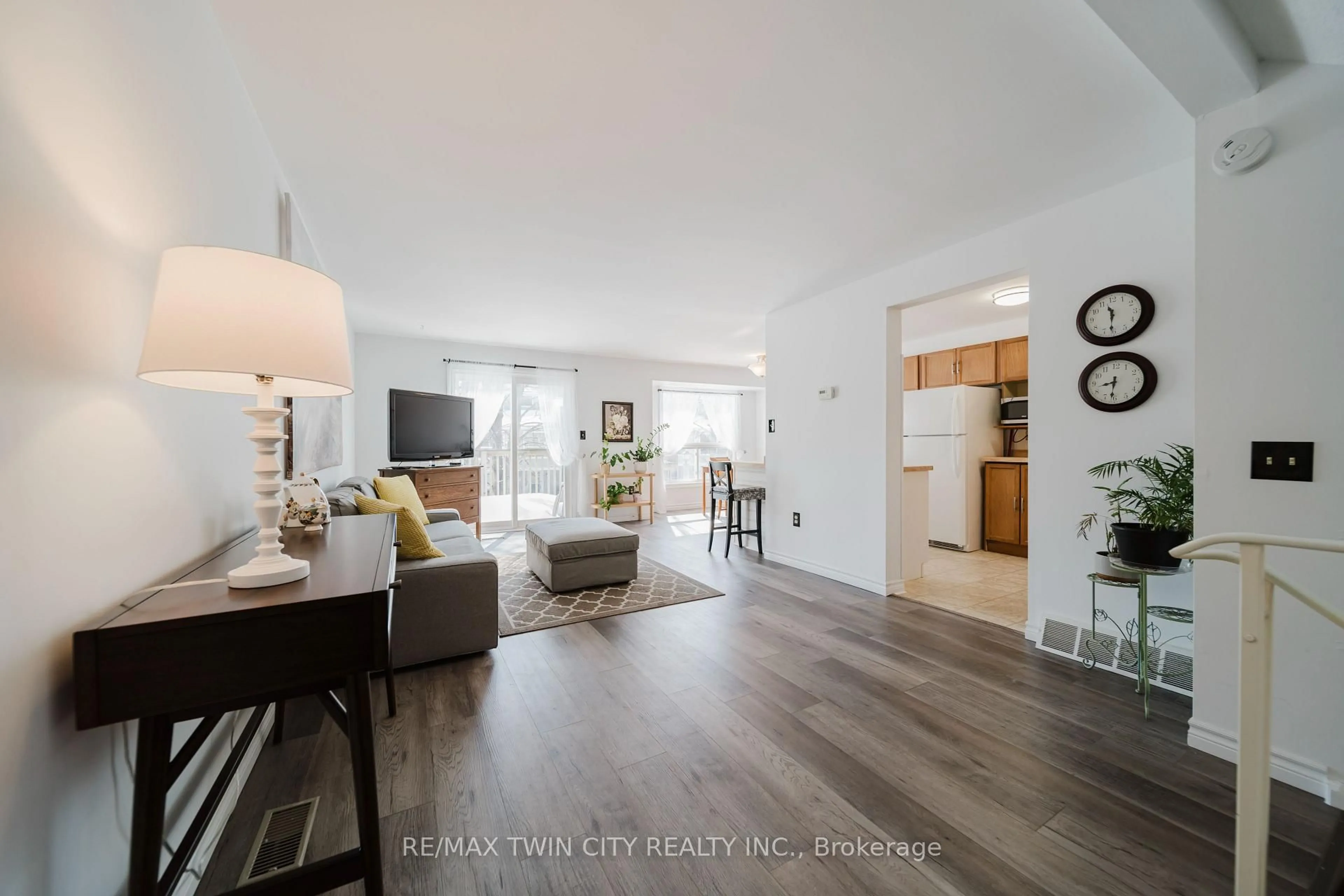 Living room with furniture, unknown for 54 Green Valley Dr #23, Kitchener Ontario N2P 1Z9