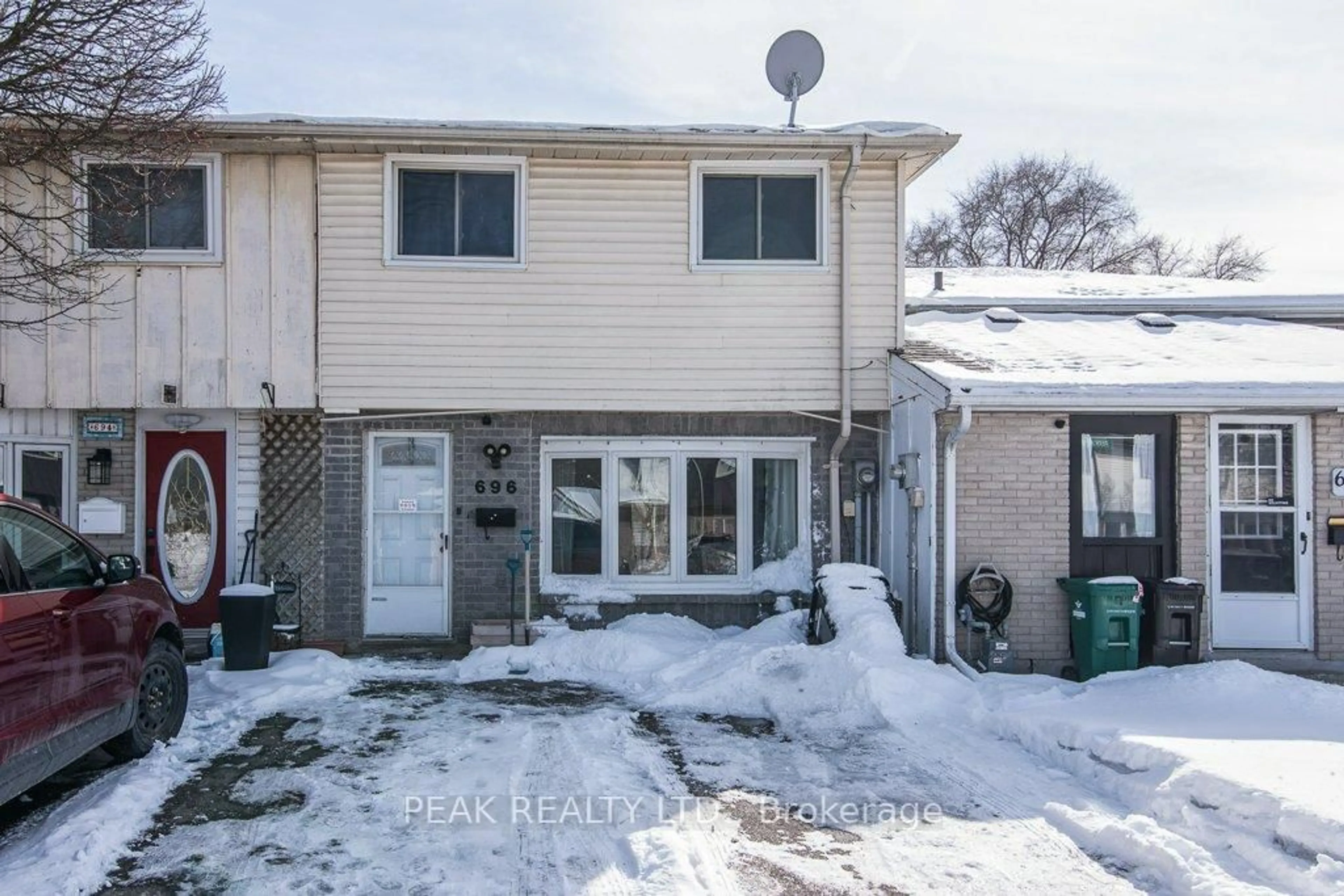 A pic from outside/outdoor area/front of a property/back of a property/a pic from drone, street for 696 Parkview Cres, Cambridge Ontario N3H 4X7