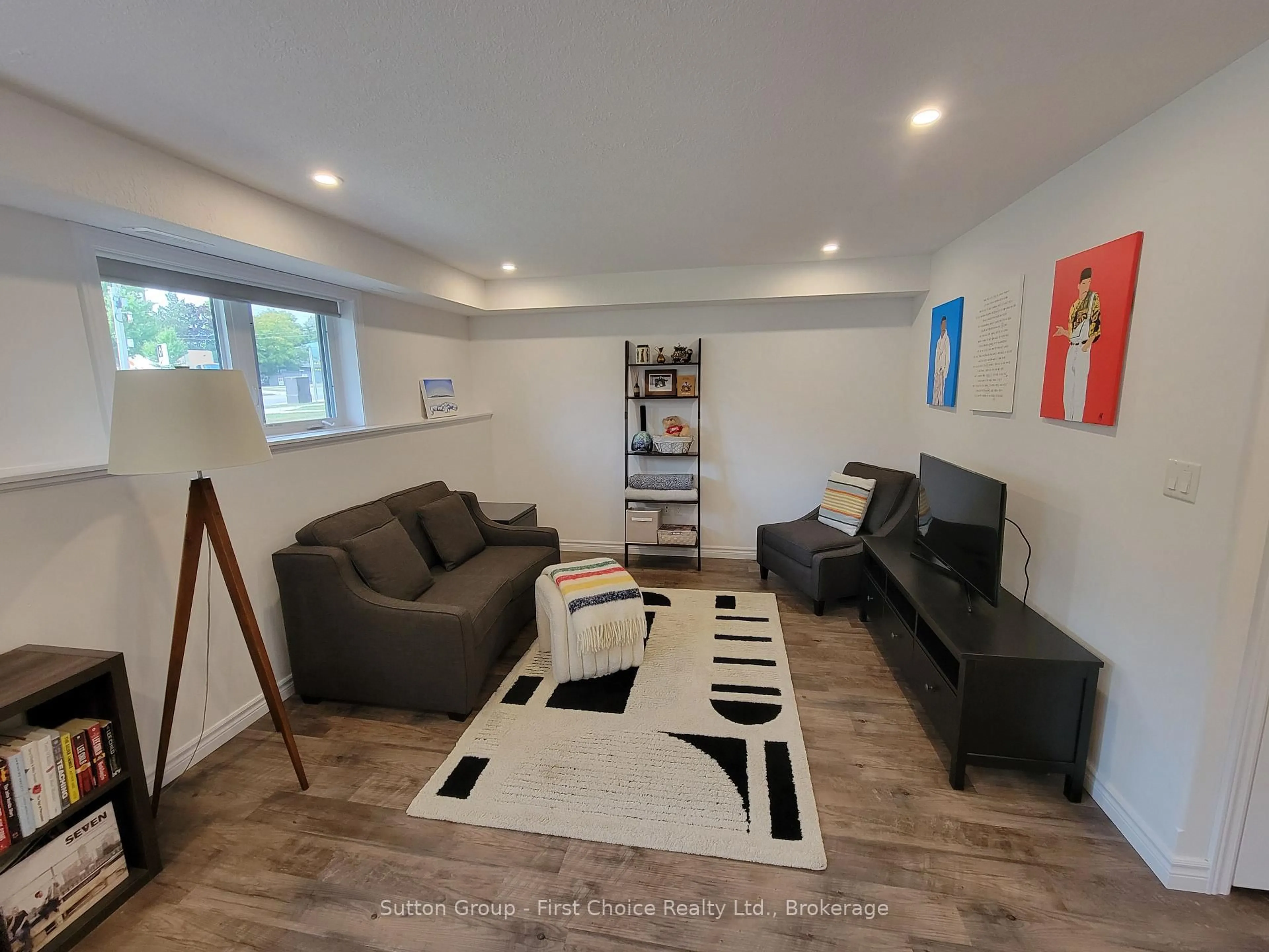 Living room with furniture, wood/laminate floor for 3205 Vivian Line 37 #5, Stratford Ontario N5A 0H8