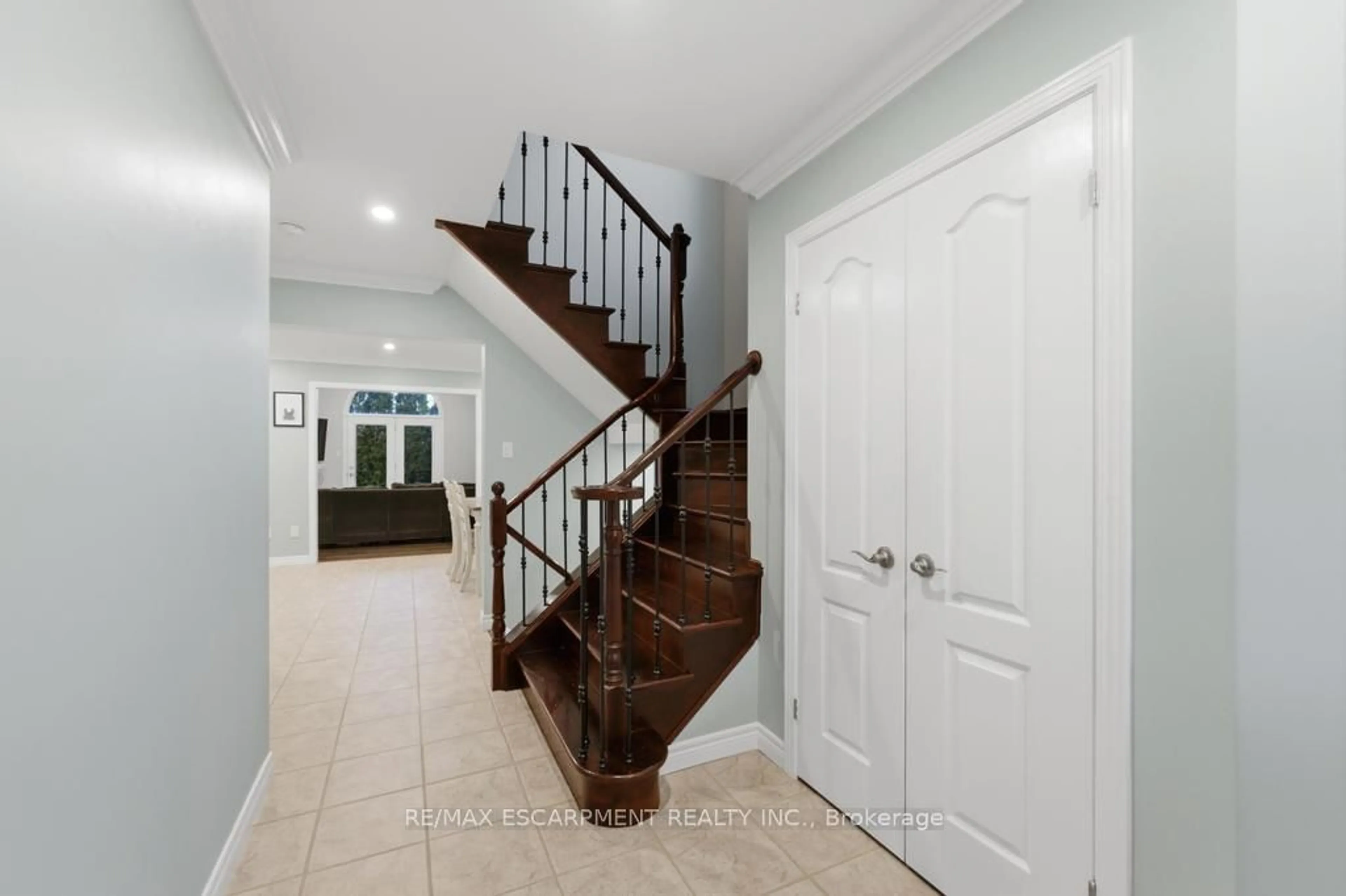 Indoor entryway for 7 Vidal Crt, Grimsby Ontario L3M 5R8