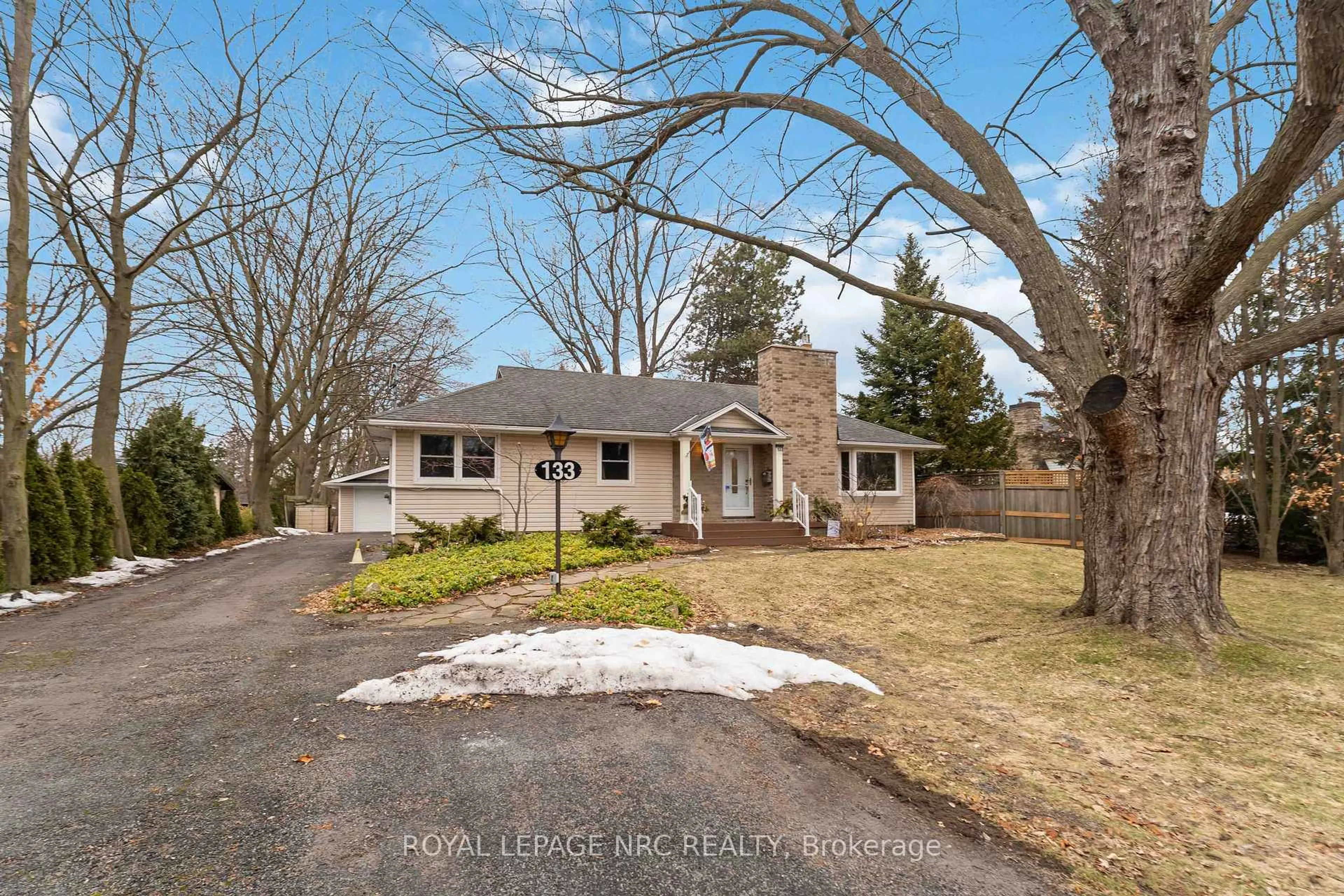 A pic from outside/outdoor area/front of a property/back of a property/a pic from drone, street for 133 Lakeshore Rd, St. Catharines Ontario L2N 2T8