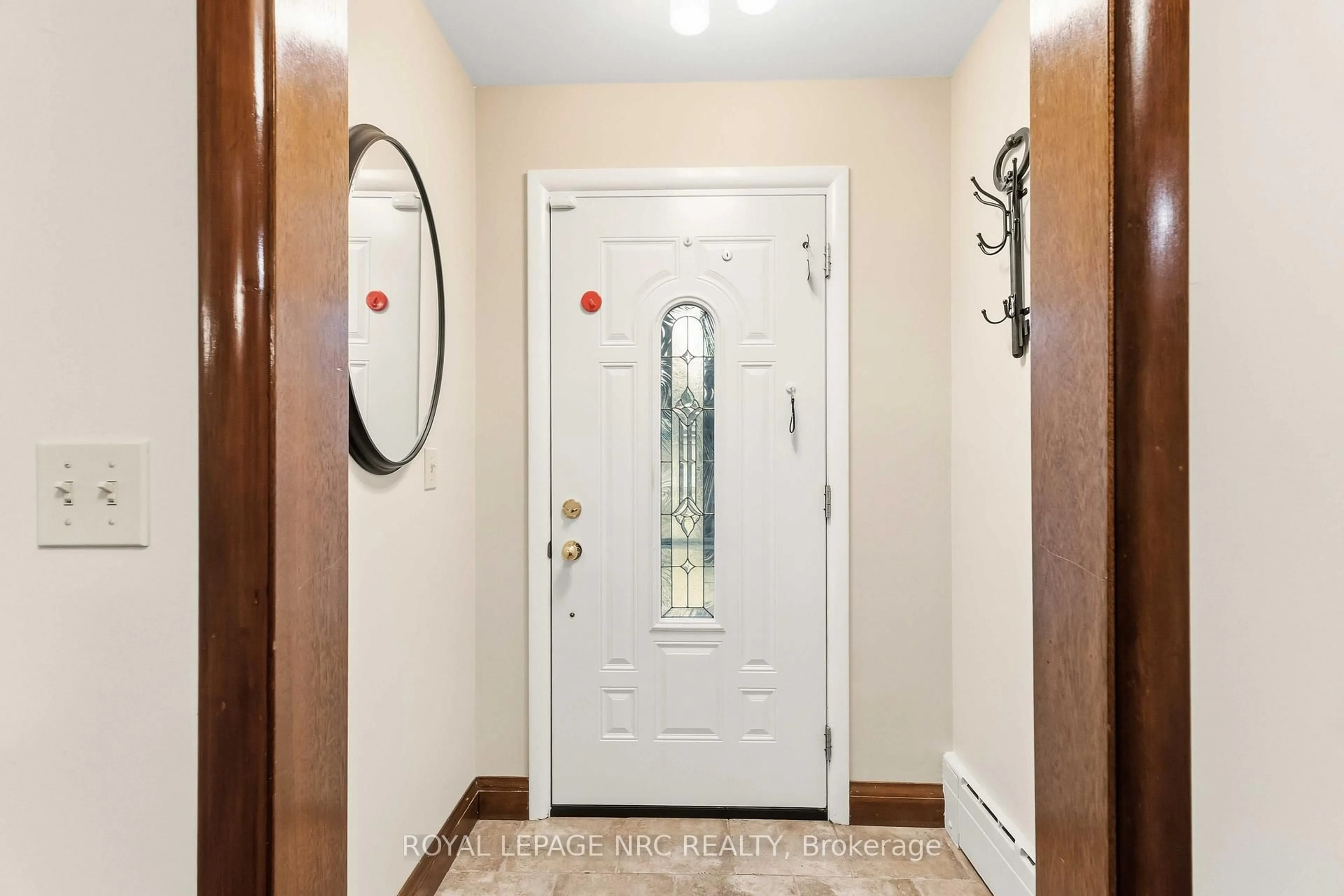 Indoor entryway for 133 Lakeshore Rd, St. Catharines Ontario L2N 2T8