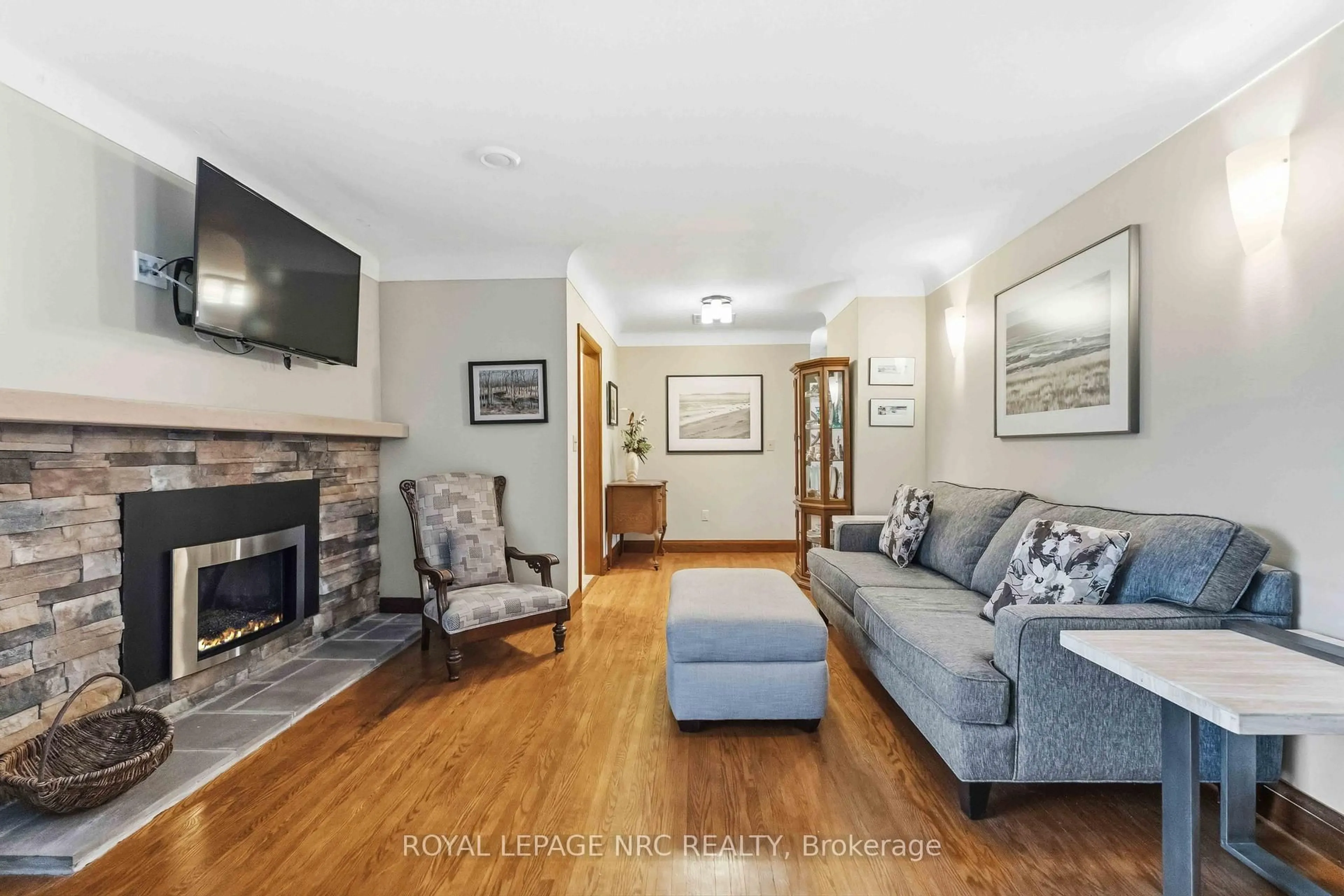 Living room with furniture, unknown for 133 Lakeshore Rd, St. Catharines Ontario L2N 2T8