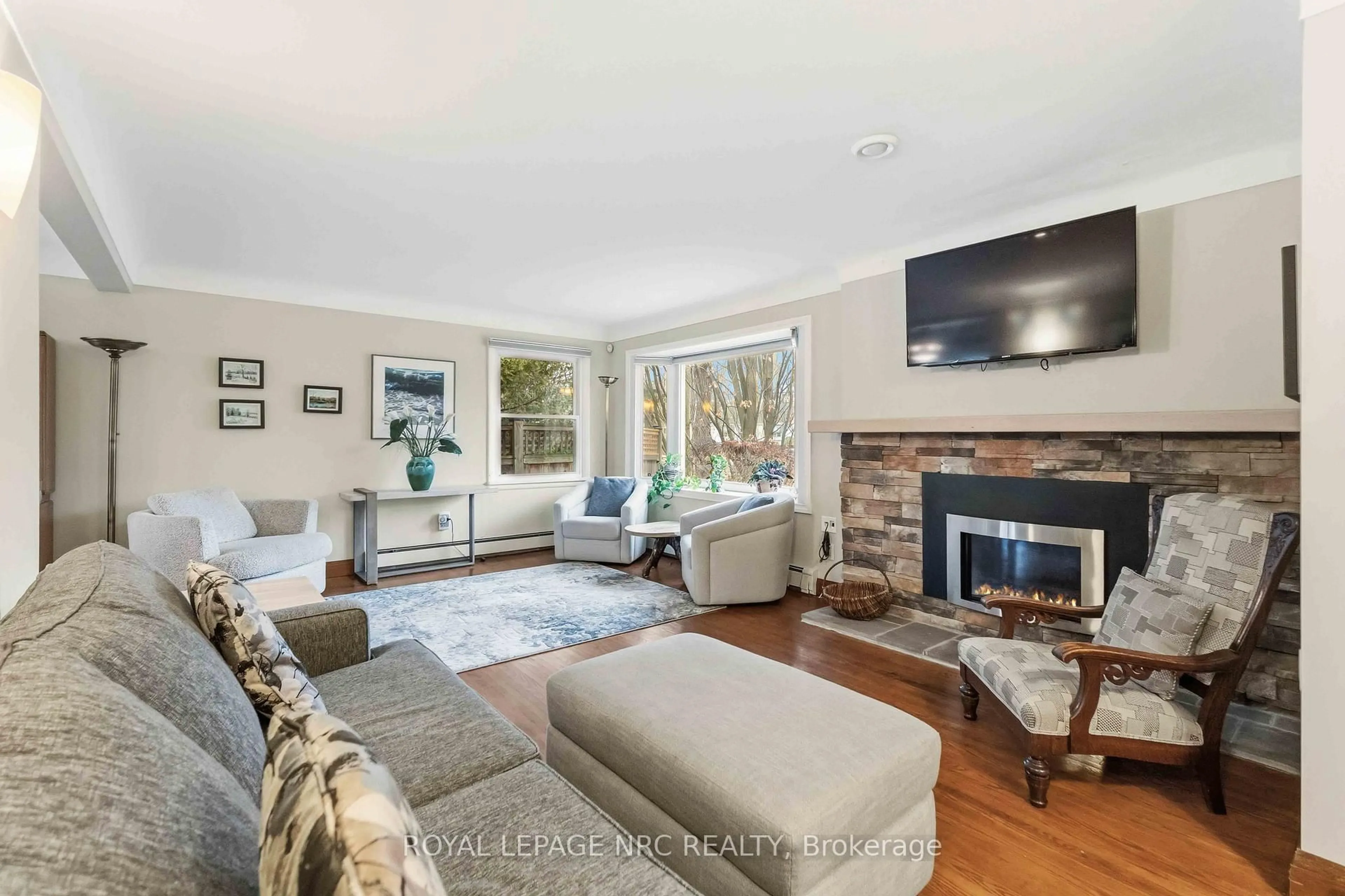 Living room with furniture, unknown for 133 Lakeshore Rd, St. Catharines Ontario L2N 2T8