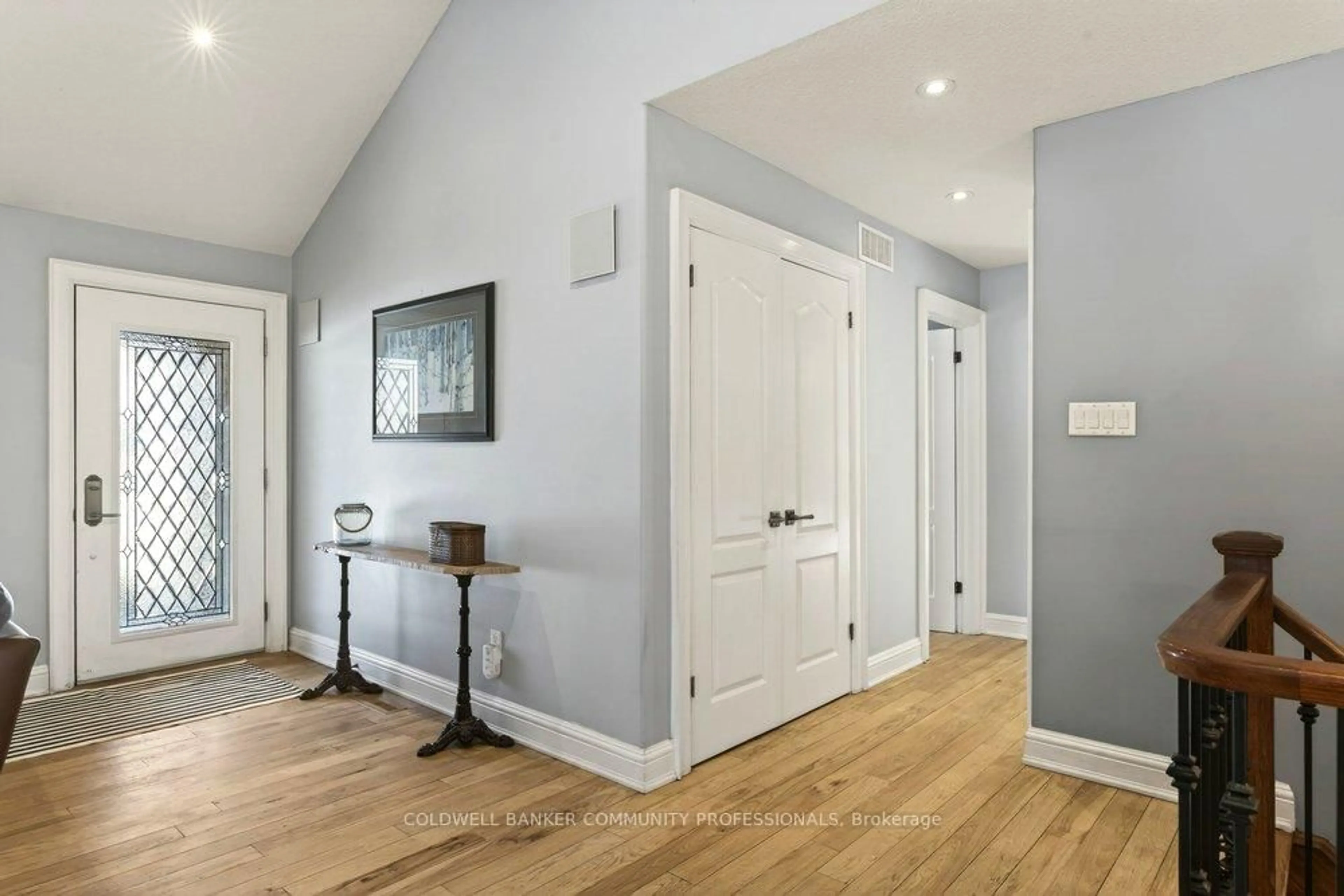 Indoor entryway for 389 Clarendon Dr, Hamilton Ontario L9G 2Z1
