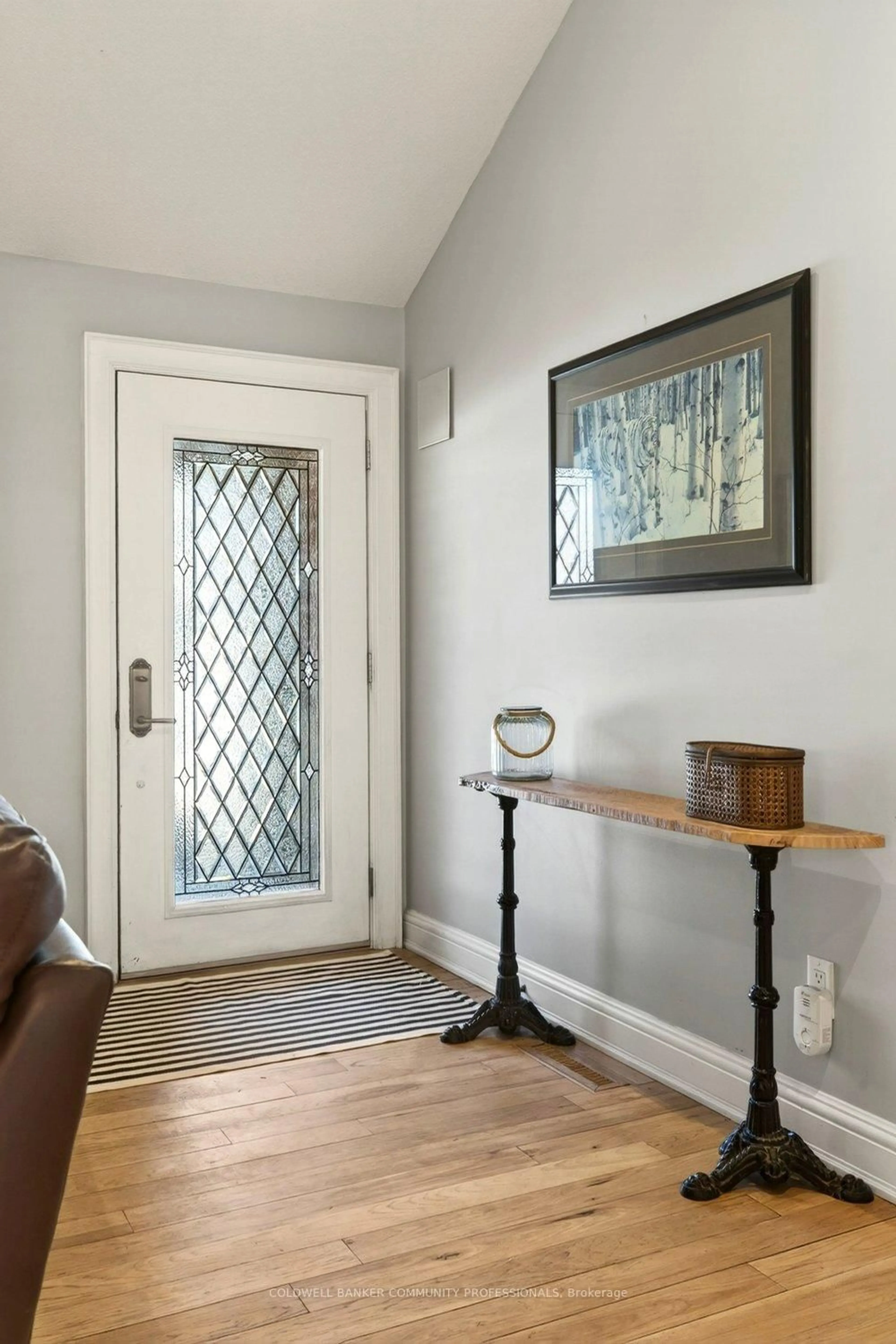 Indoor entryway for 389 Clarendon Dr, Hamilton Ontario L9G 2Z1