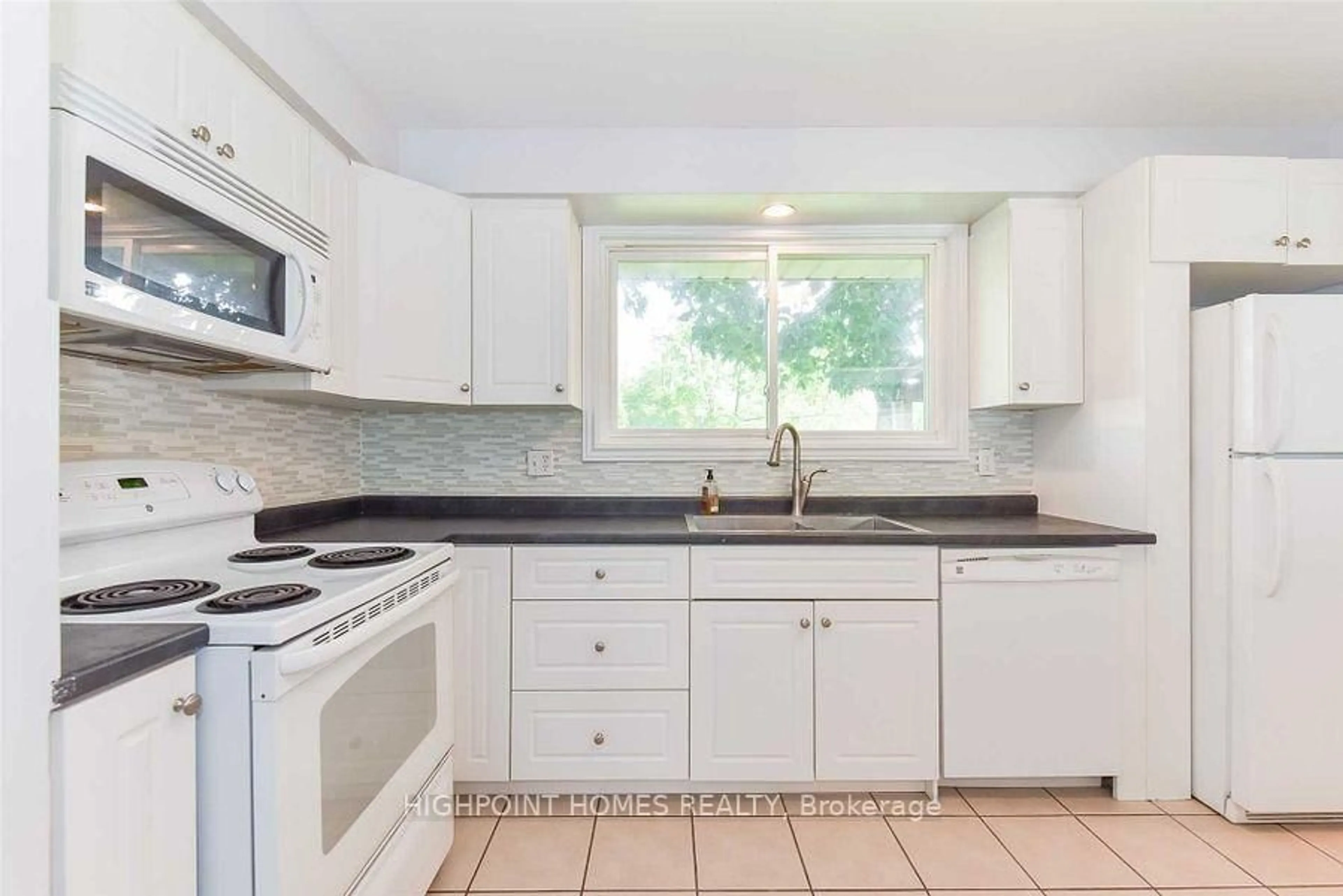 Standard kitchen, ceramic/tile floor for 560 Glen Forrest Blvd, Waterloo Ontario N2L 4J2