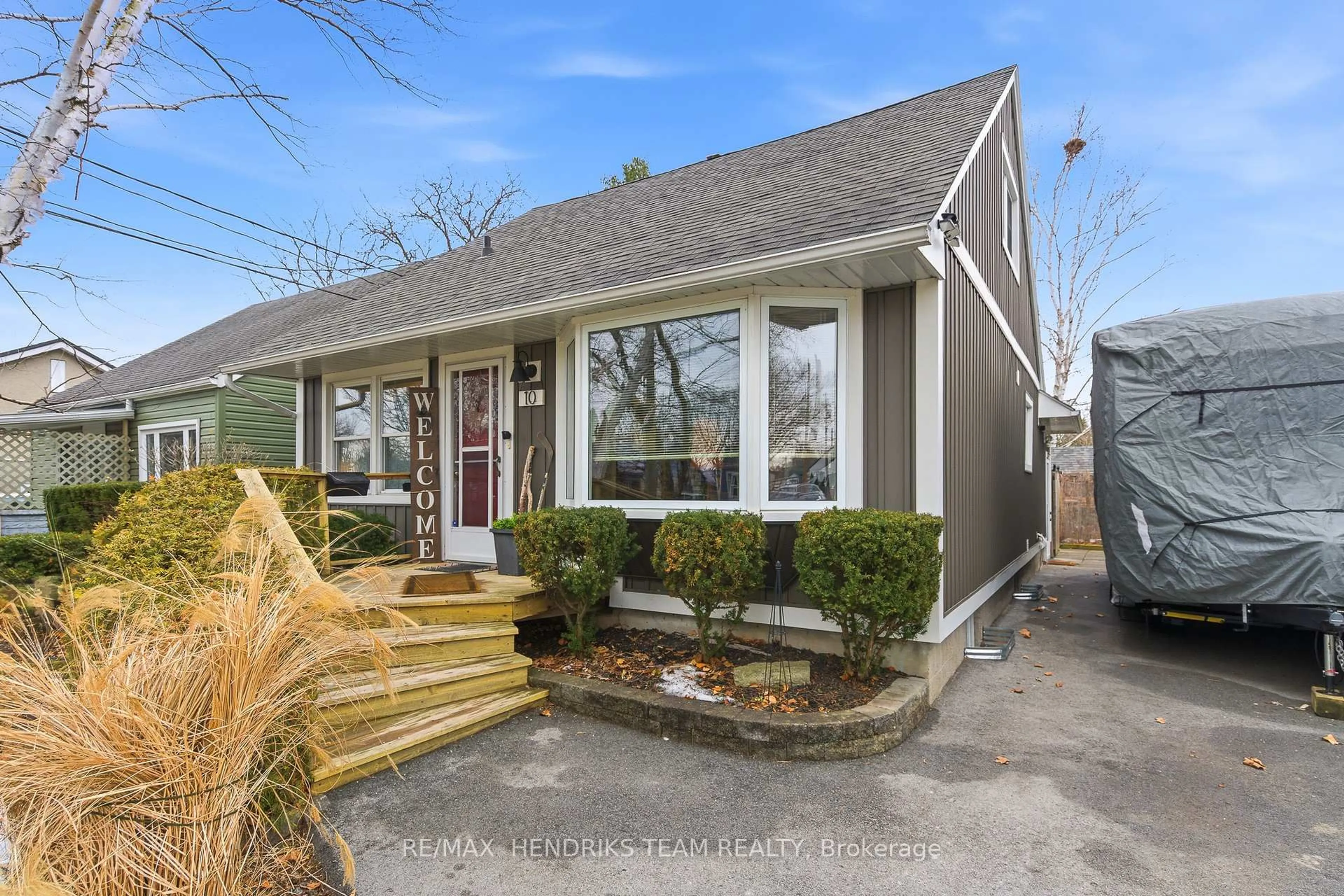 Home with vinyl exterior material, street for 10 Alice St, St. Catharines Ontario L2R 1L7