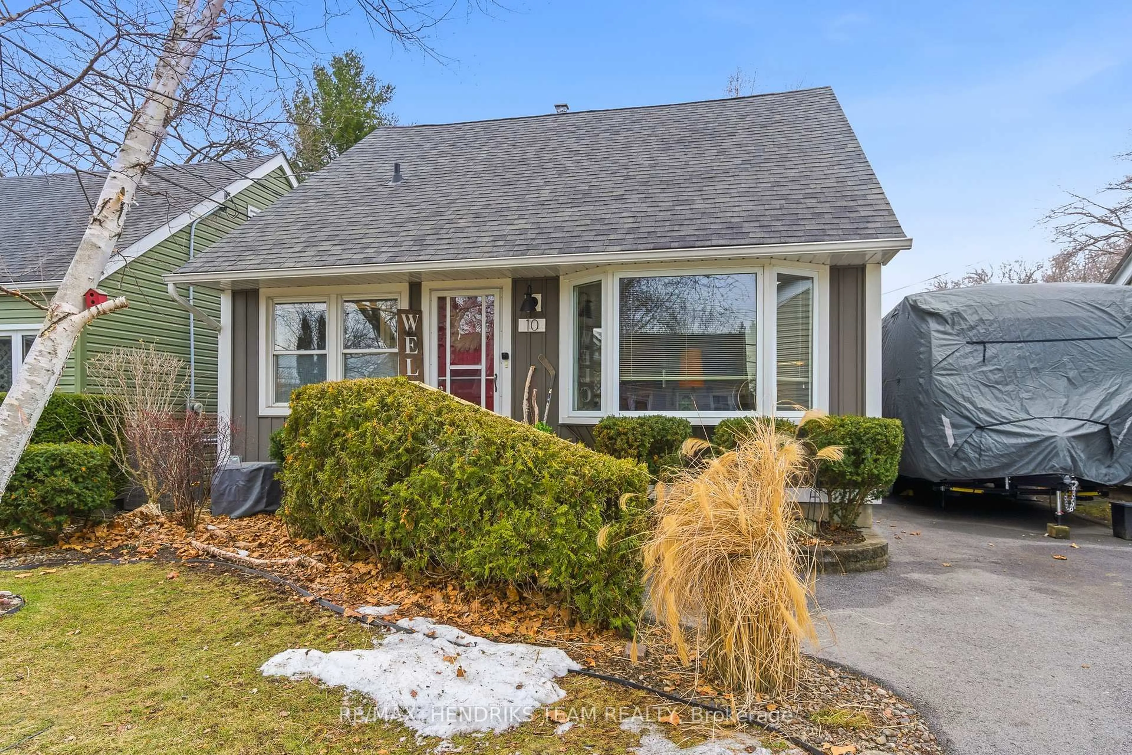 Home with vinyl exterior material, street for 10 Alice St, St. Catharines Ontario L2R 1L7