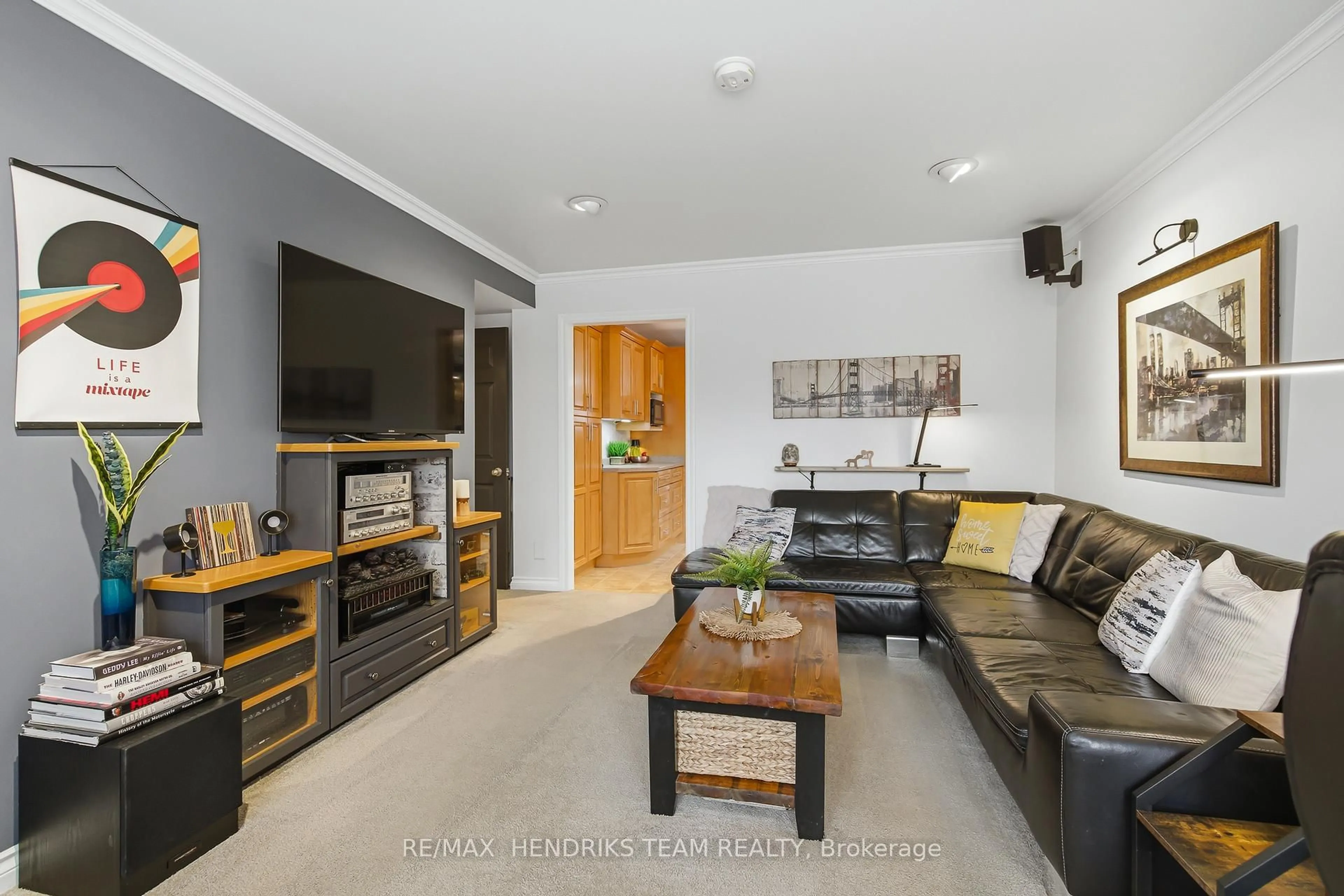 Living room with furniture, unknown for 10 Alice St, St. Catharines Ontario L2R 1L7