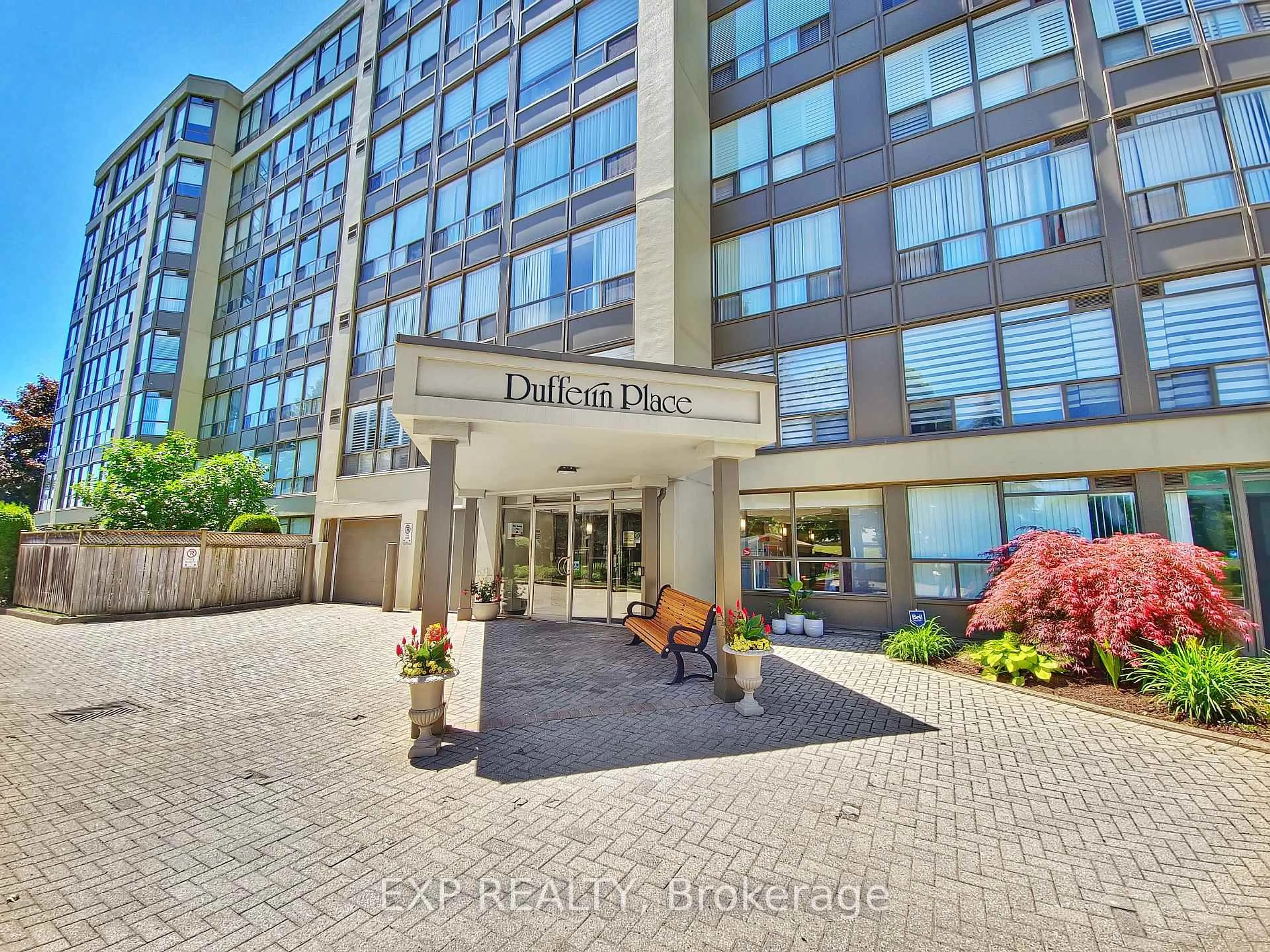 Indoor foyer for 5100 Dorchester Rd #410, Niagara Falls Ontario L2E 7H4