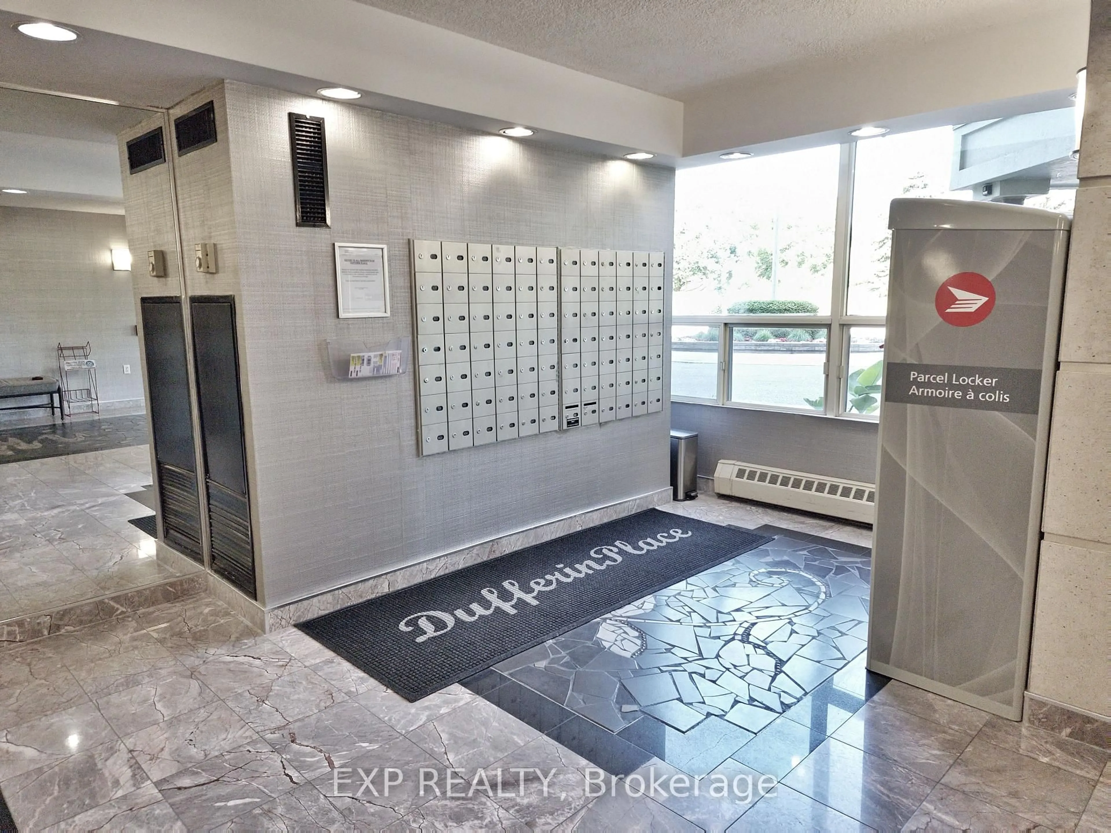 Indoor foyer for 5100 Dorchester Rd #410, Niagara Falls Ontario L2E 7H4