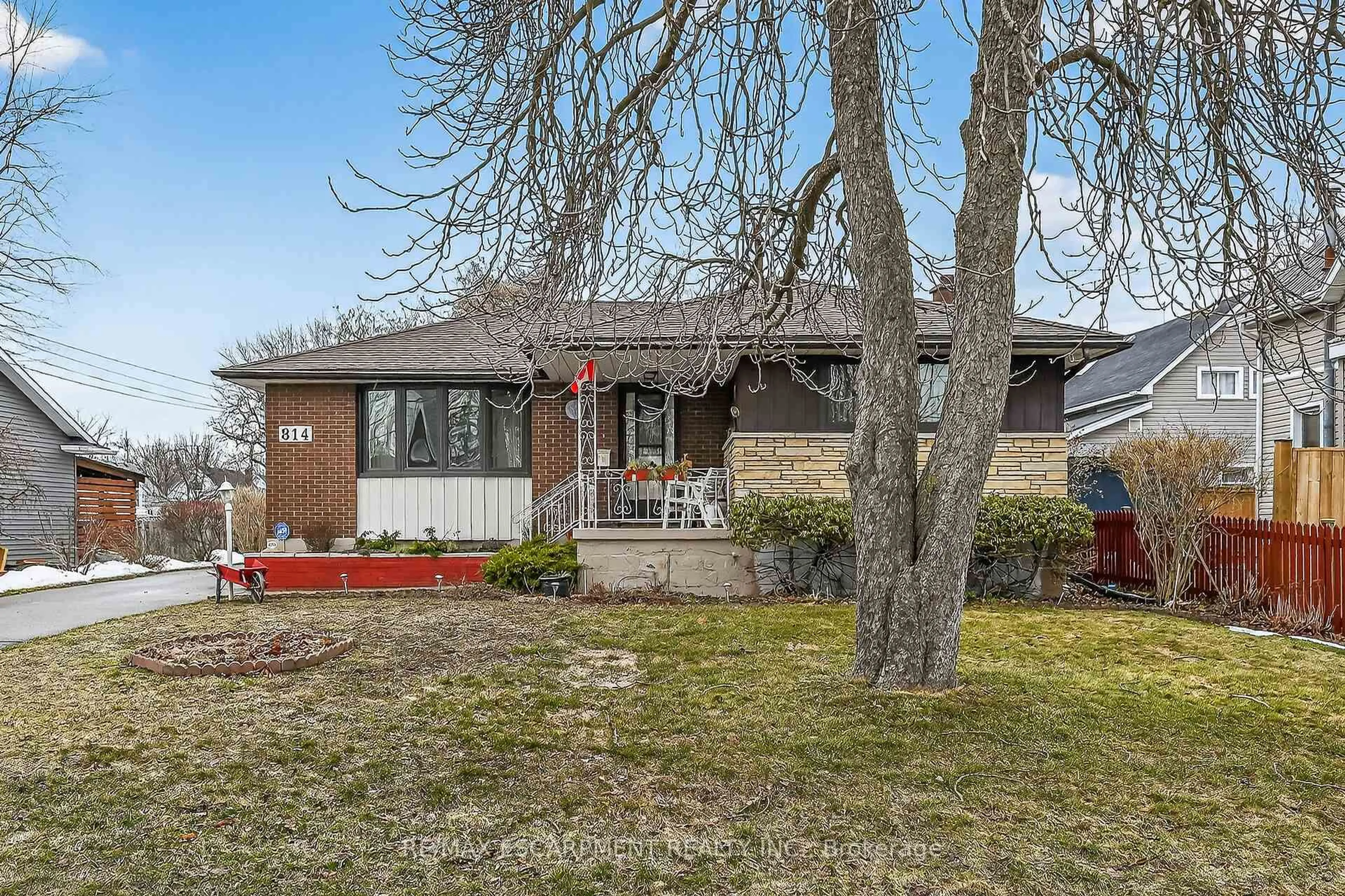 Home with brick exterior material, street for 814 CEDAR St, Haldimand Ontario N1A 2K2