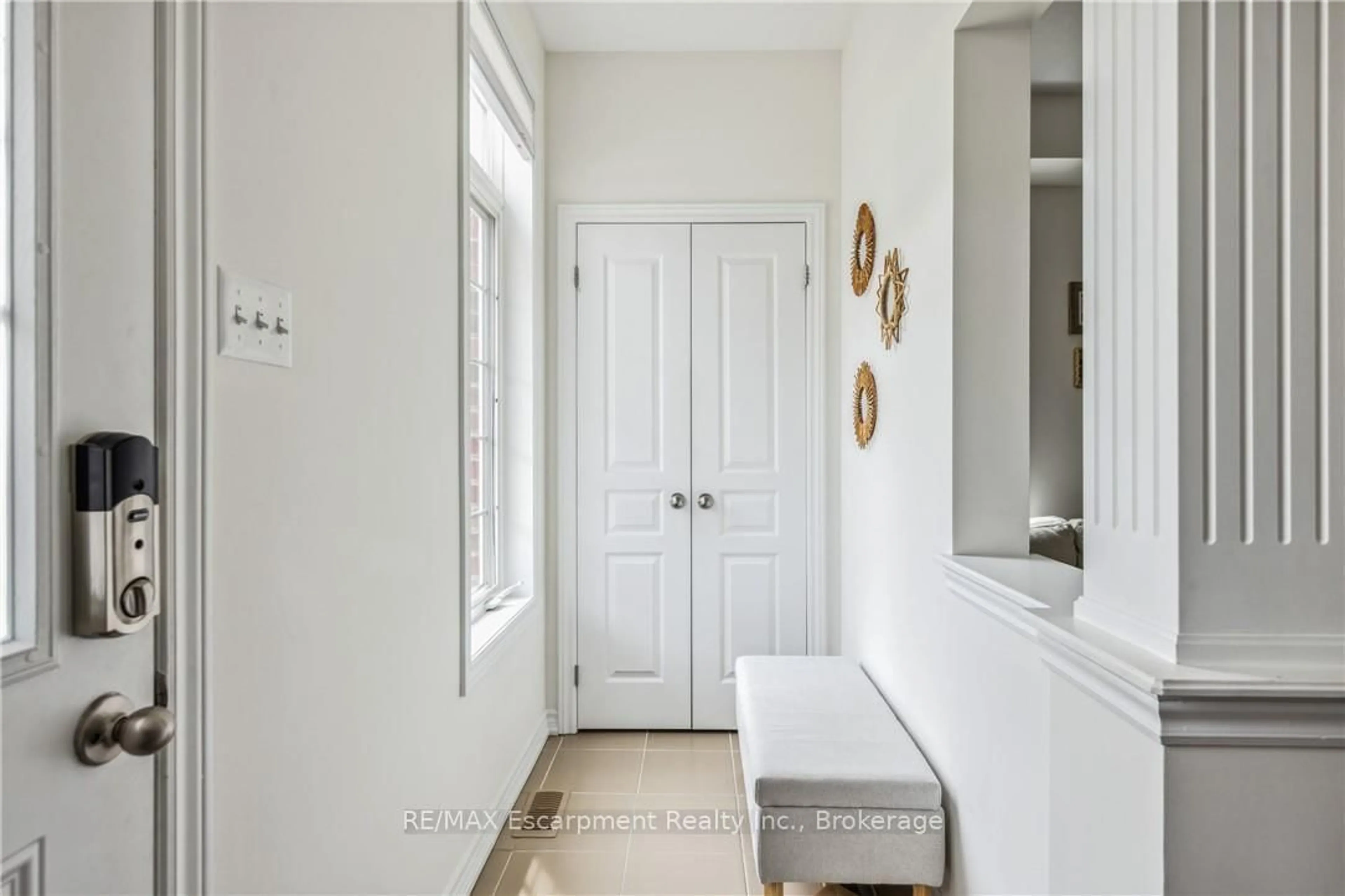 Indoor entryway for 54 Nisbet Blvd #31, Hamilton Ontario L8B 0Y3