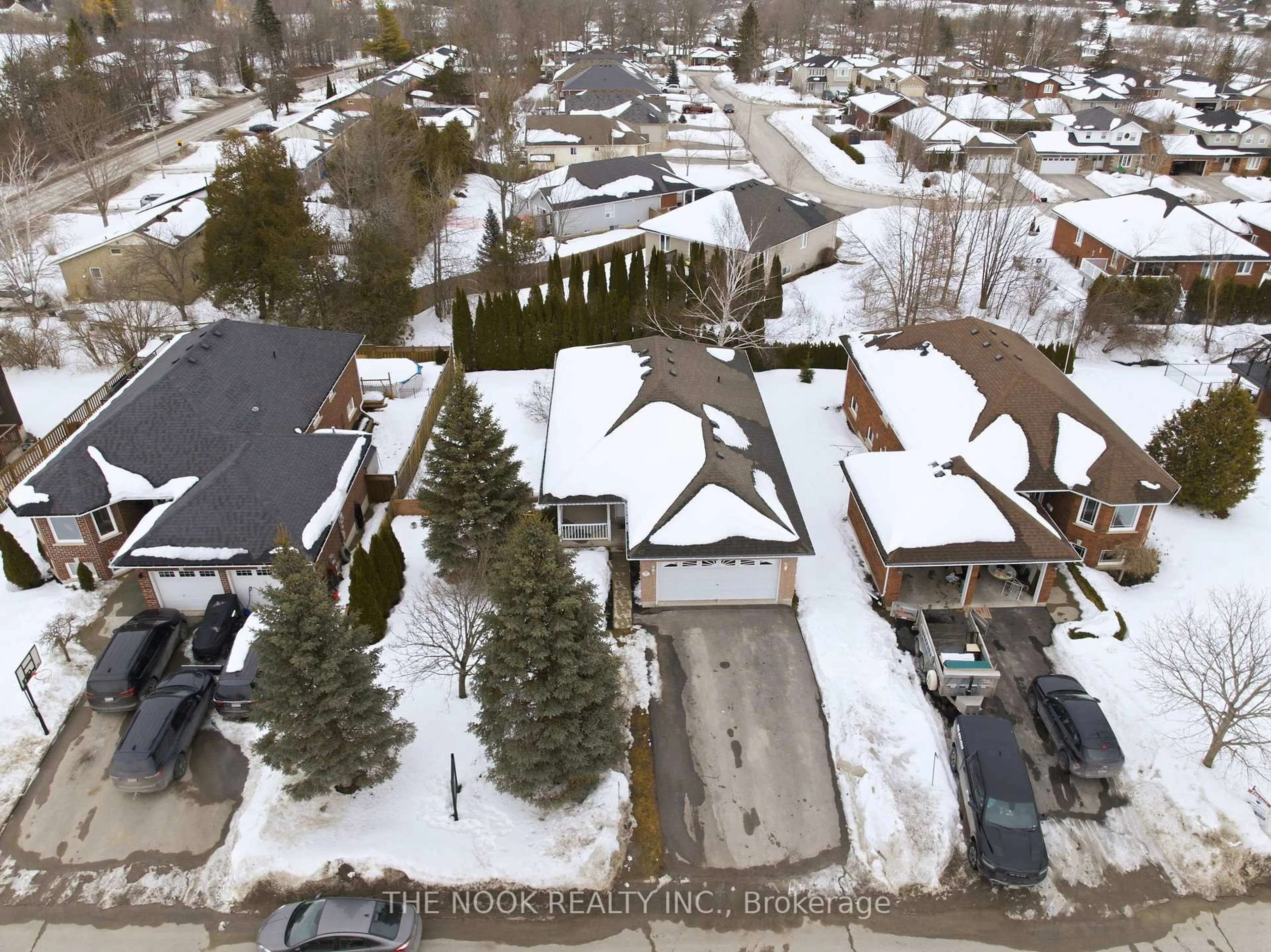 A pic from outside/outdoor area/front of a property/back of a property/a pic from drone, street for 317 Woodward Ave, Selwyn Ontario K9L 1K2