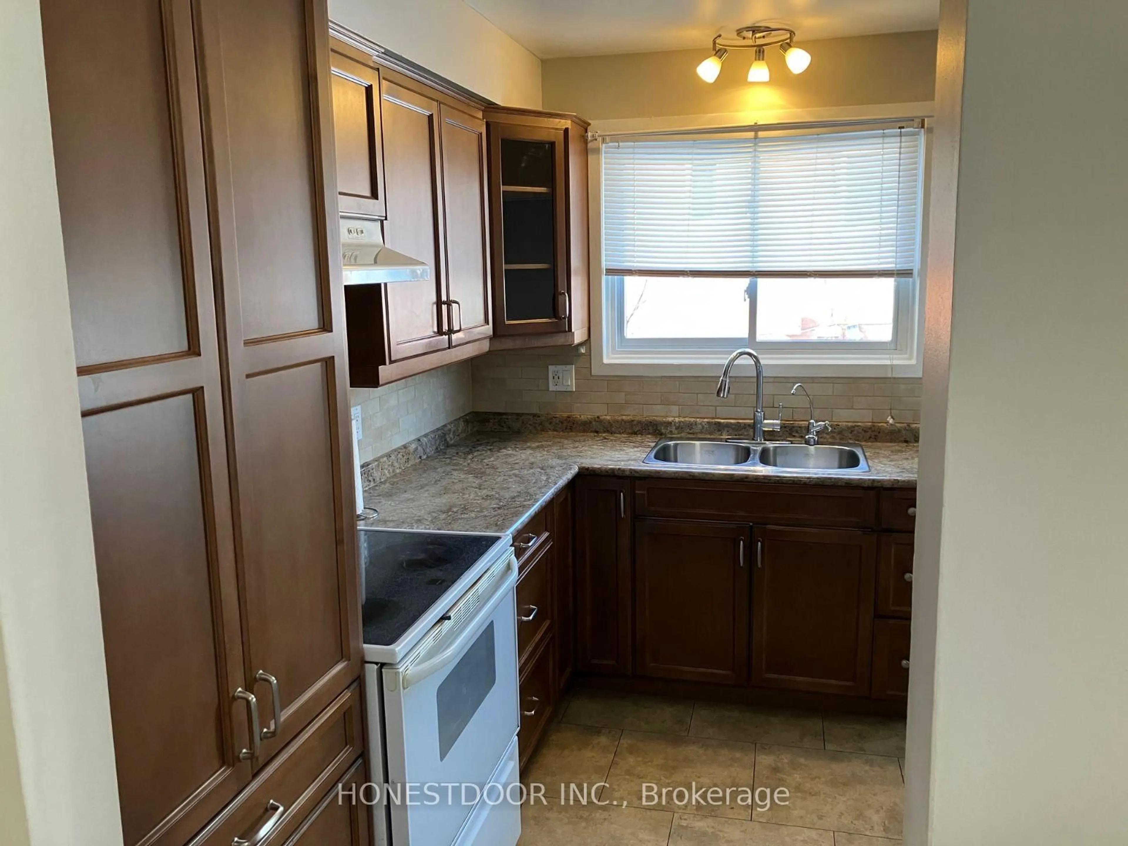 Standard kitchen, unknown for 624 Mornington Ave, London East Ontario N5Y 3G1