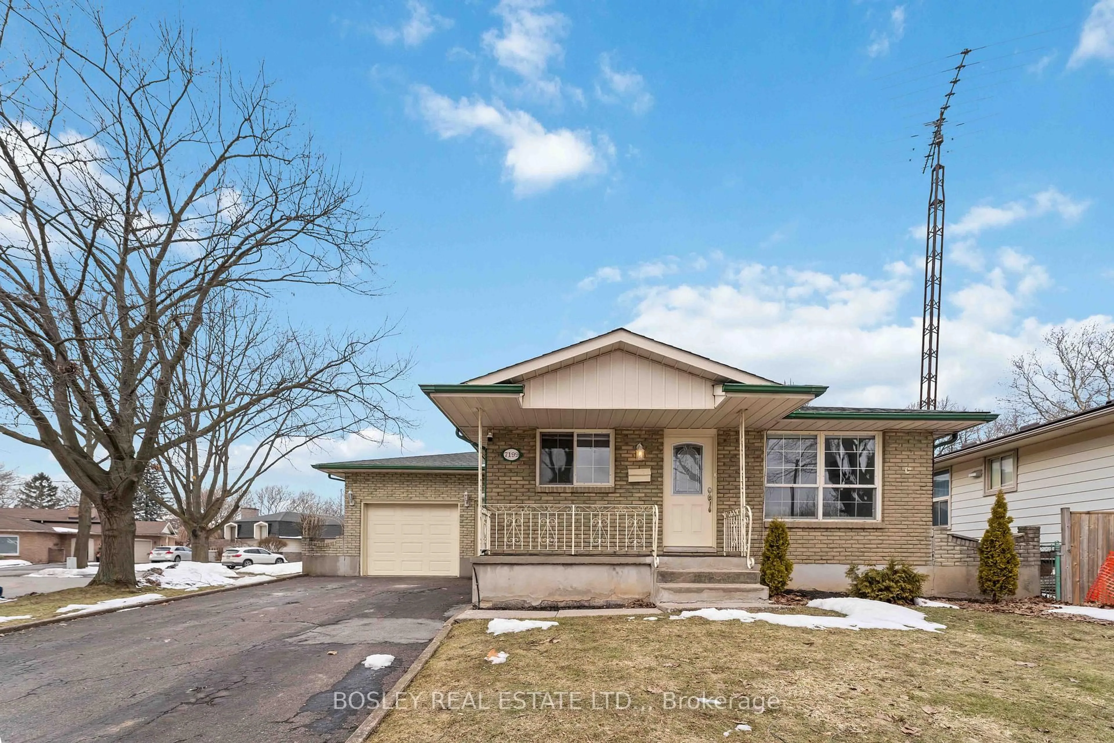 Home with vinyl exterior material, street for 7199 Freeman St, Niagara Falls Ontario L2E 5V8