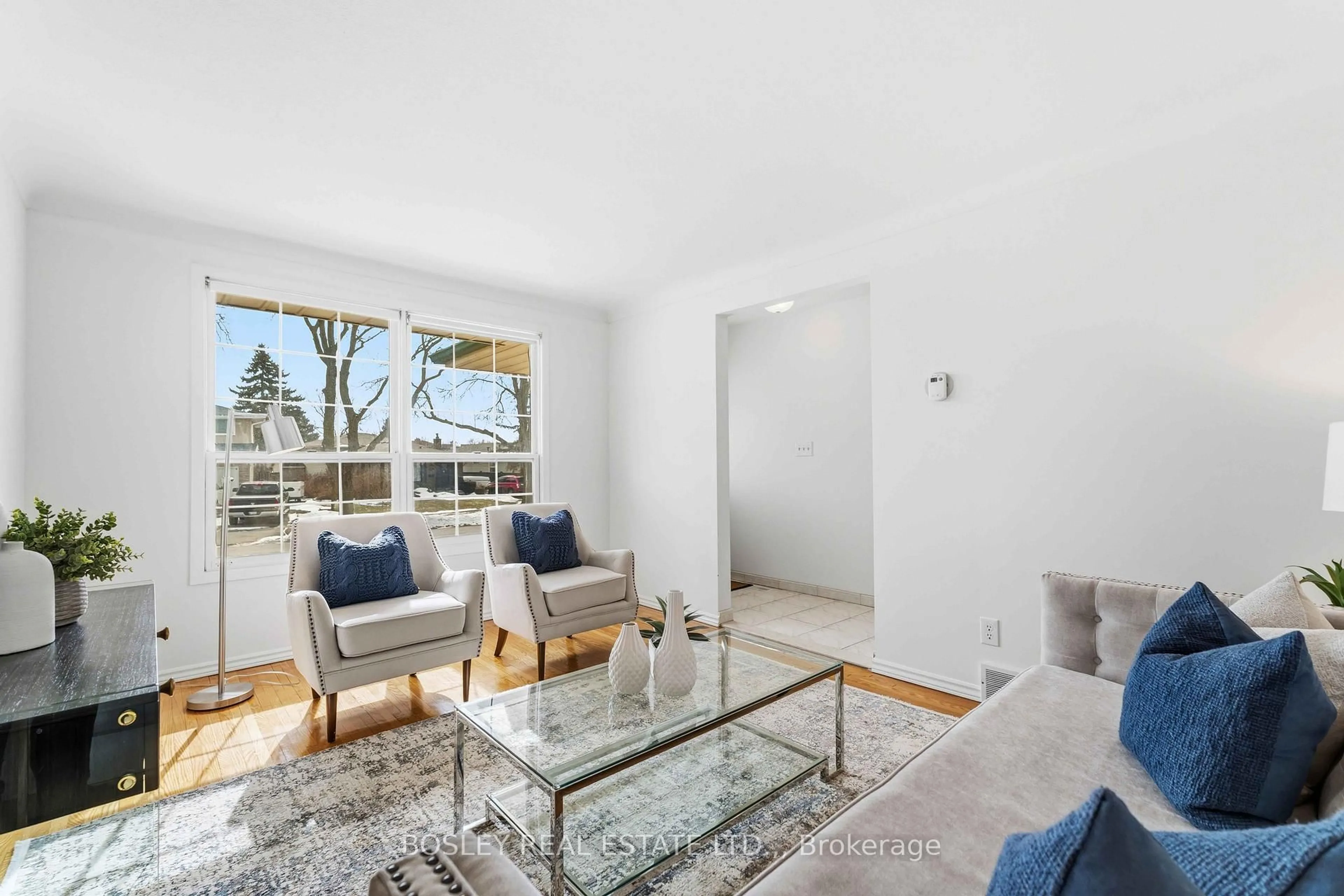 Living room with furniture, unknown for 7199 Freeman St, Niagara Falls Ontario L2E 5V8