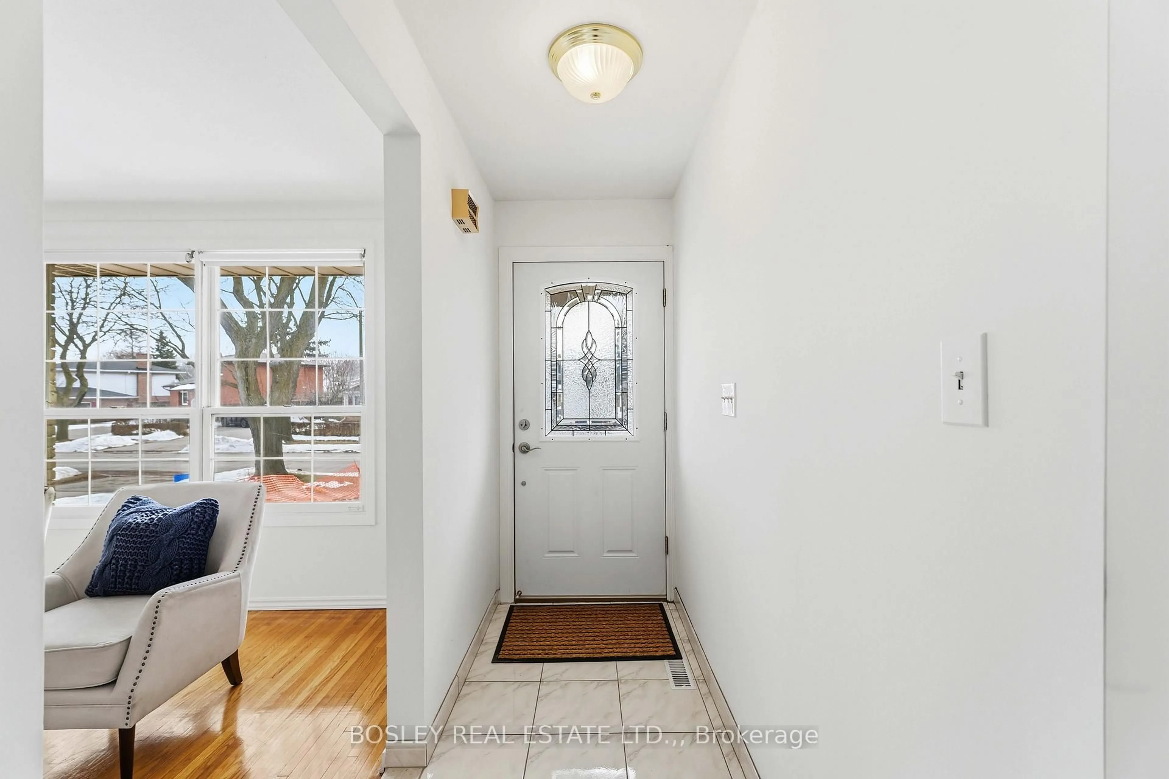 Indoor entryway for 7199 Freeman St, Niagara Falls Ontario L2E 5V8